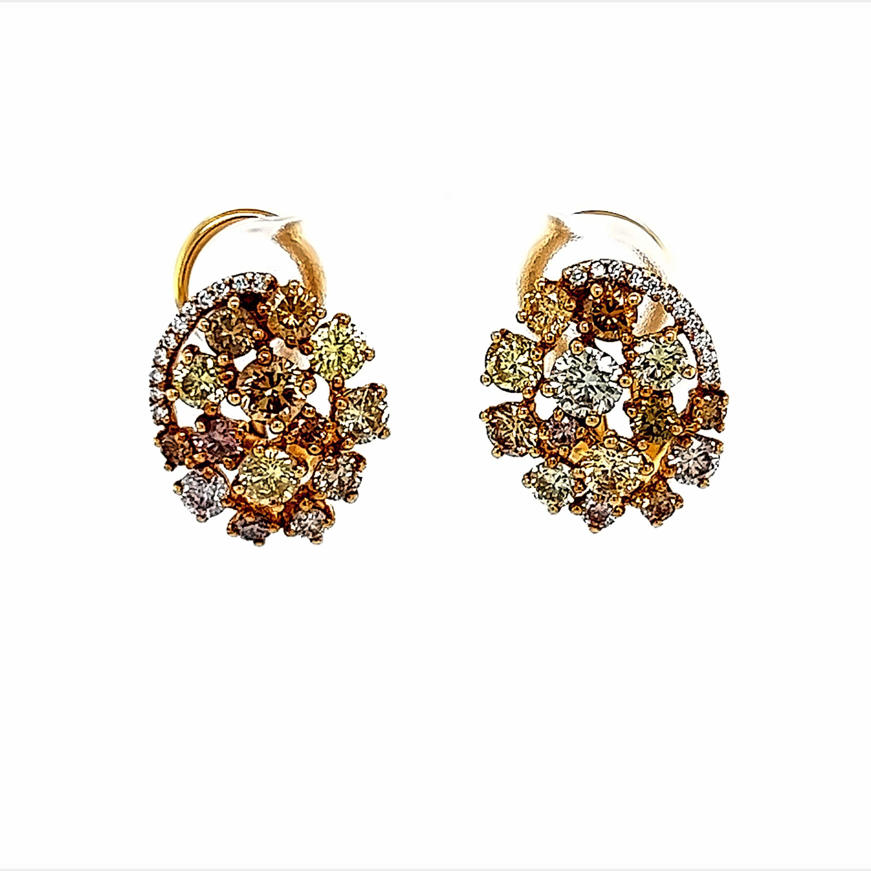 Superbes boucles d'oreilles en grappes de diamants de couleurs mélangées, par Alexander Beverly Hills.
28 diamants ronds de taille brillant, 2,28 carats au total. Les couleurs vont du brun au jaune. Il est complété par 22 diamants ronds de 0,08