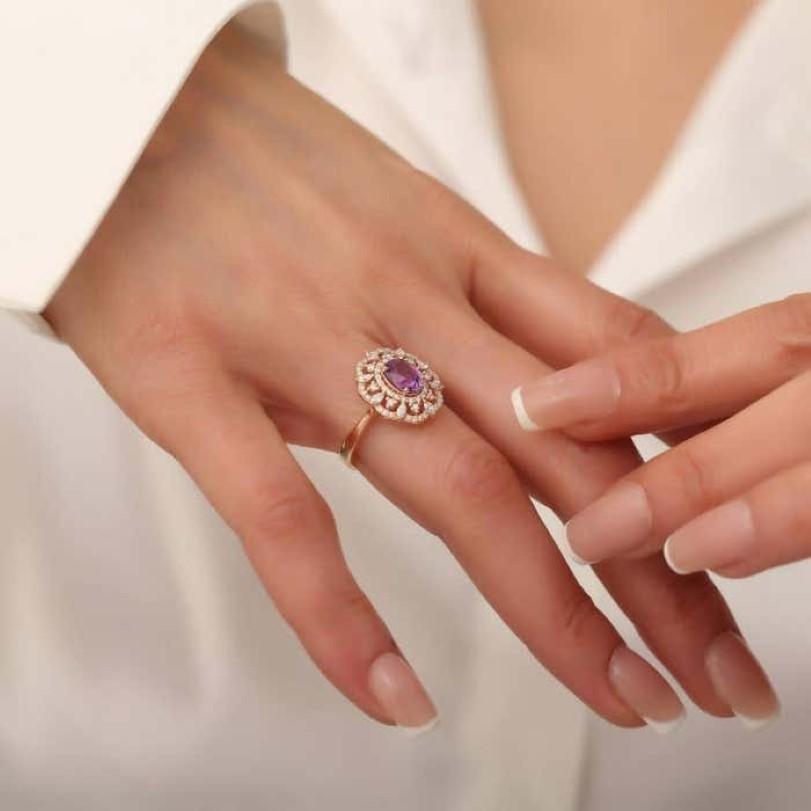 Einzelheiten zum Produkt :

- • Auf Bestellung gefertigt

- • Gold Kt: 14kt

- • Verfügbare Goldfarben: Roségold, Gelbgold, Weißgold

- • 0.64ct F SI Natürlicher Rundschliff  Diamant

- • 1,72ct Violett-rosa nicht hitzezertifizierter Saphir

- •