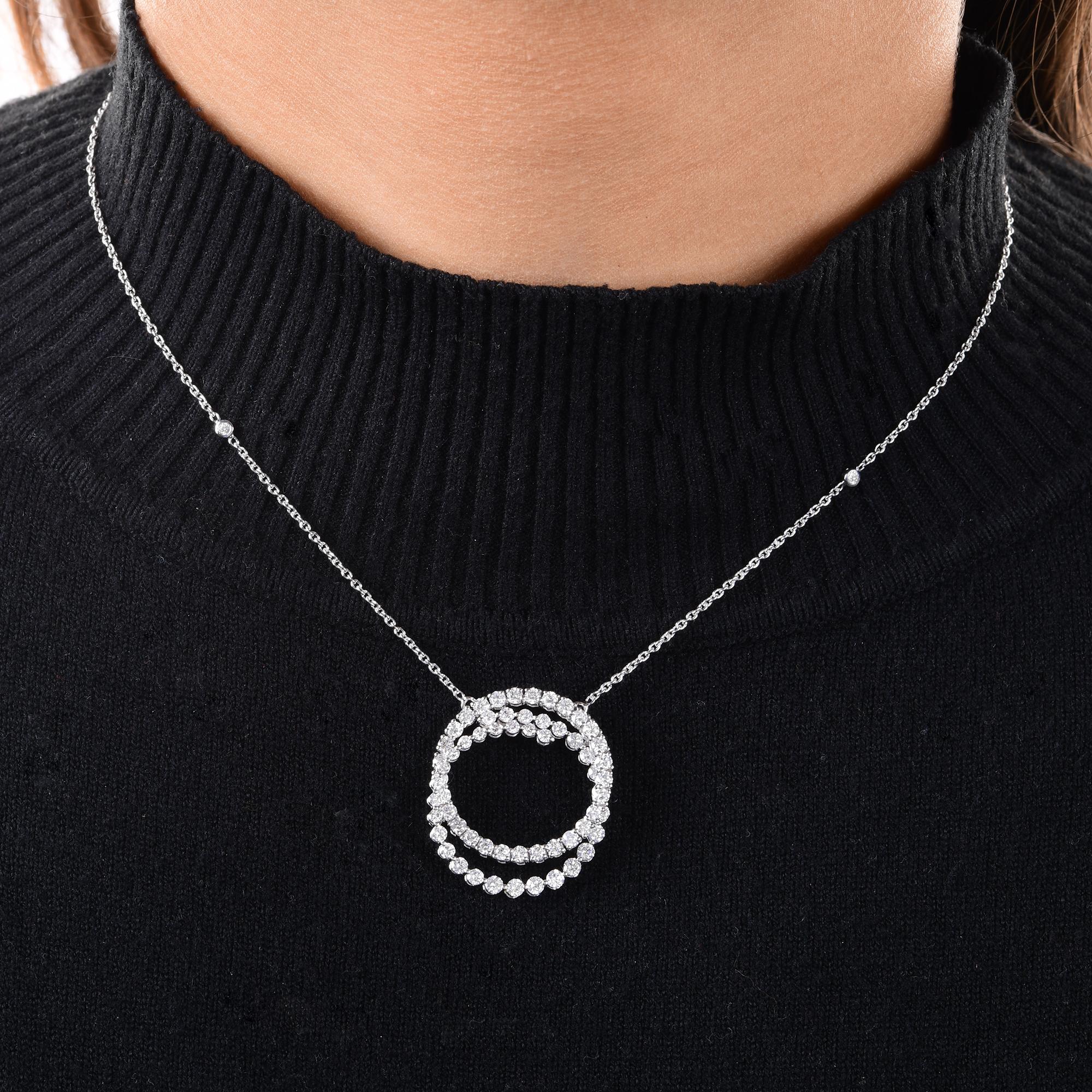 Collar Colgante Remolino de Diamantes Naturales Corte Redondo SI/H 2,36 qt Oro Blanco 18k
El colgante presenta dos halos circulares entrelazados, cada uno delicadamente engastado con brillantes diamantes de talla redonda que captan la luz