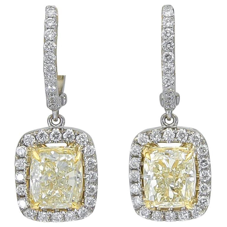 2,37 Karat gelber Diamant im Kissenschliff Halo-Ohrringe aus 18 Karat Weißgold