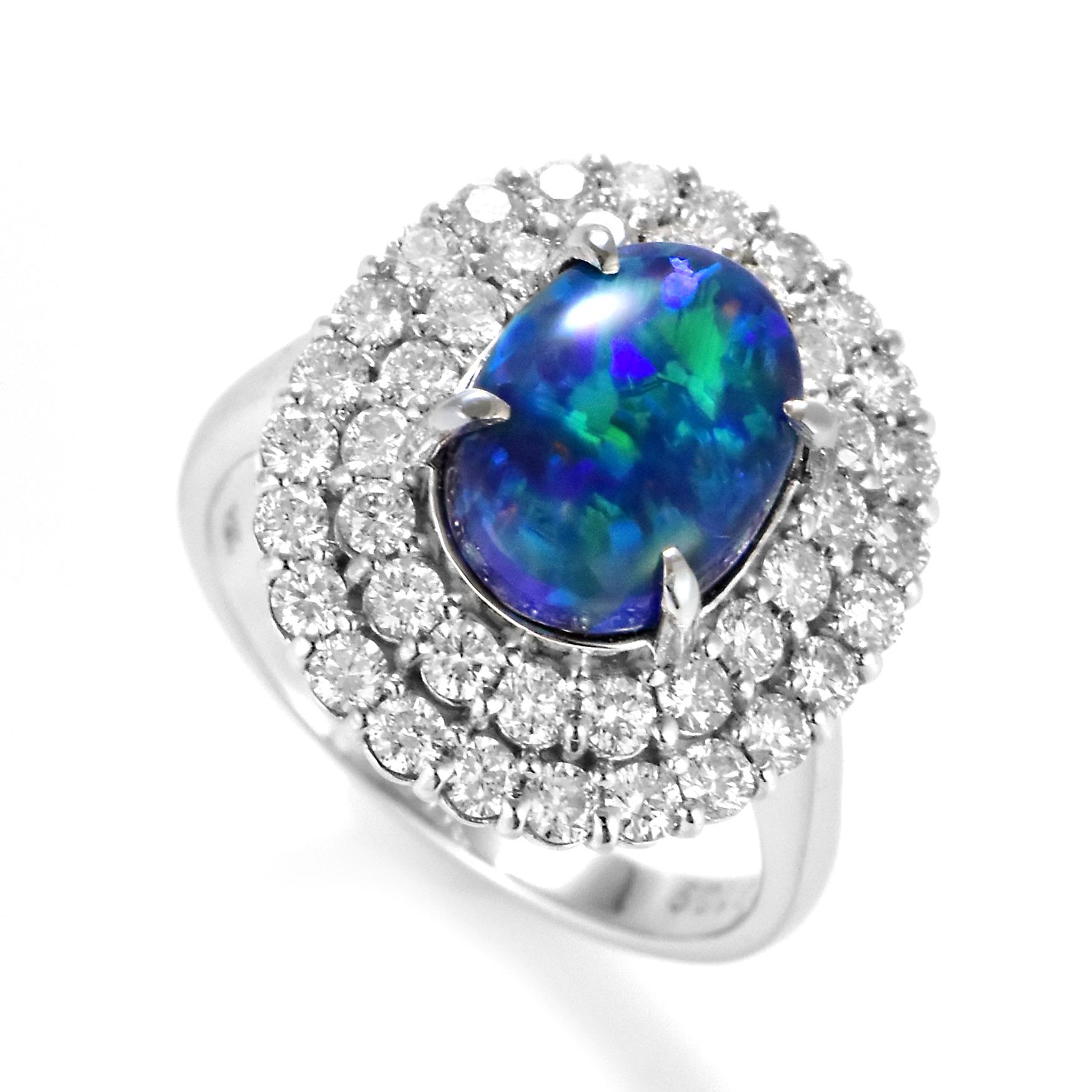 Un precioso anillo con un Ópalo Negro Australiano de 2,37 quilates y Diamantes de 1,09 quilates realizado en Platino. ¡El Ópalo muestra un juego de colores muy bueno! Los ópalos son conocidos por exhibir destellos de colores del arco iris conocidos