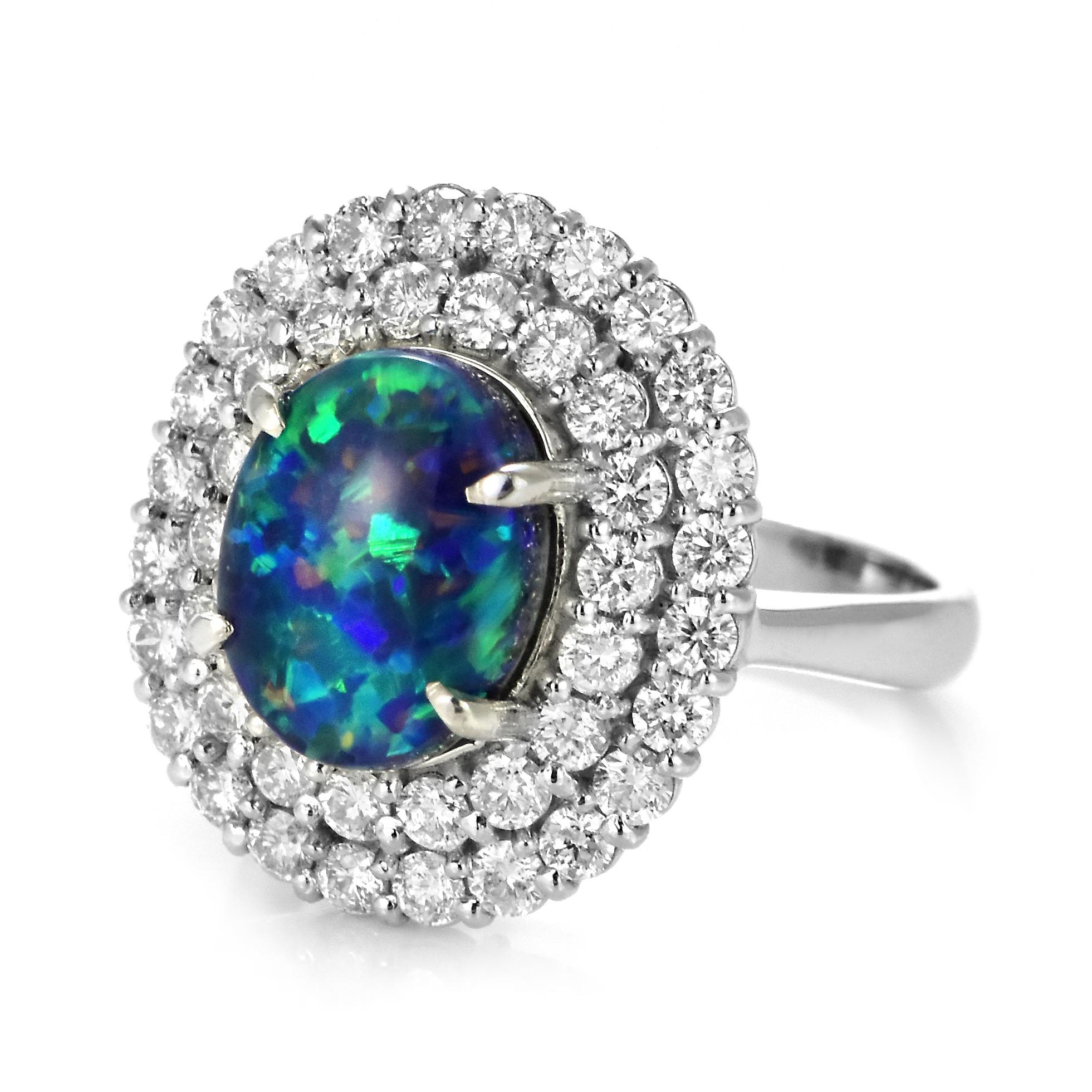 Anillo de ópalo negro australiano natural de 2.37 quilates y diamantes en platino Cabujón en venta