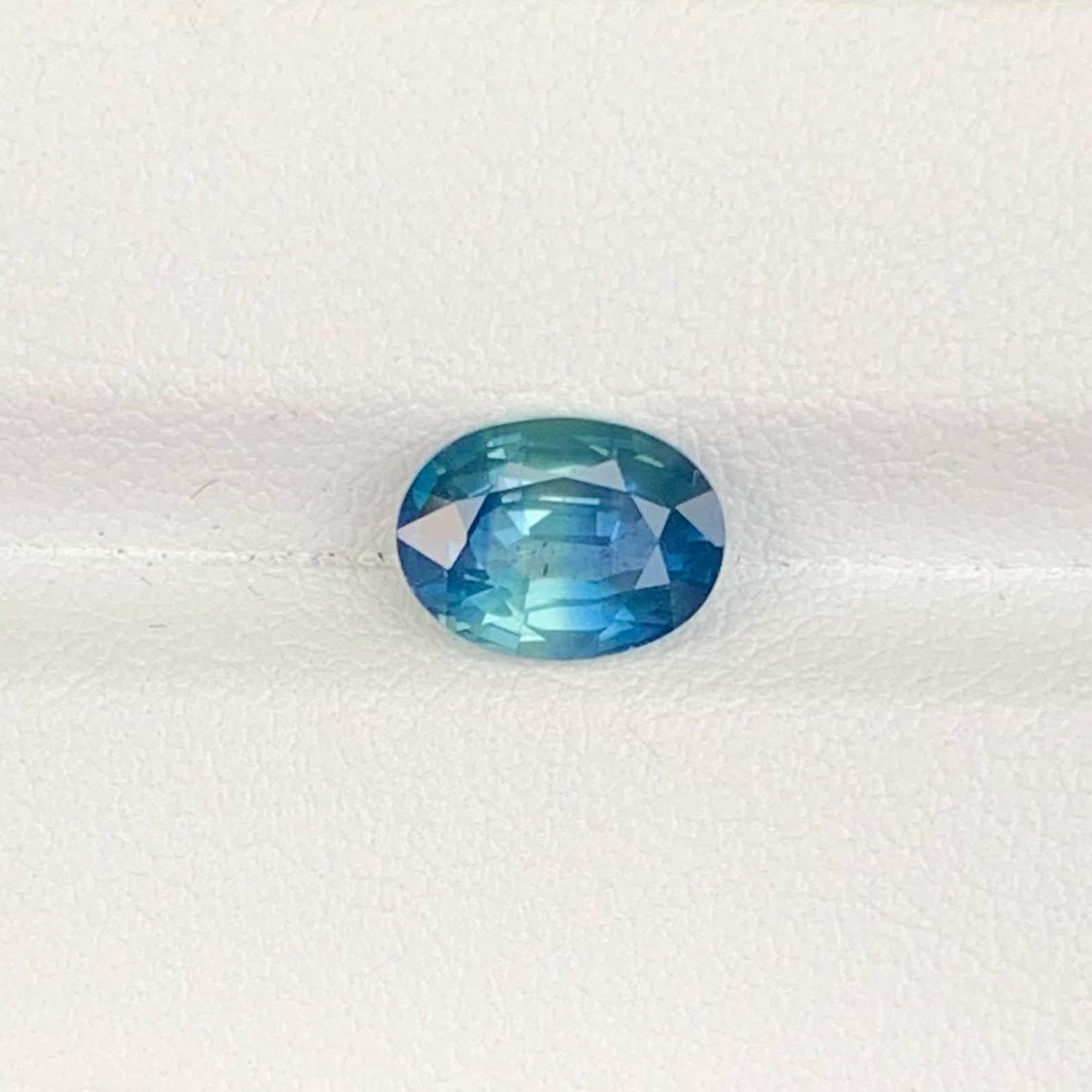 Peso 2,37 quilates 
Dimensiones 9,0x6,7x4,4 mm
Tratamiento Ninguno 
Origen Sri Lanka 
Claridad VVS 
Forma Corte Oval 





Este zafiro azul bicolor suelto natural de 2,37 quilates es una gema cautivadora que presenta una rara mezcla de dos tonos