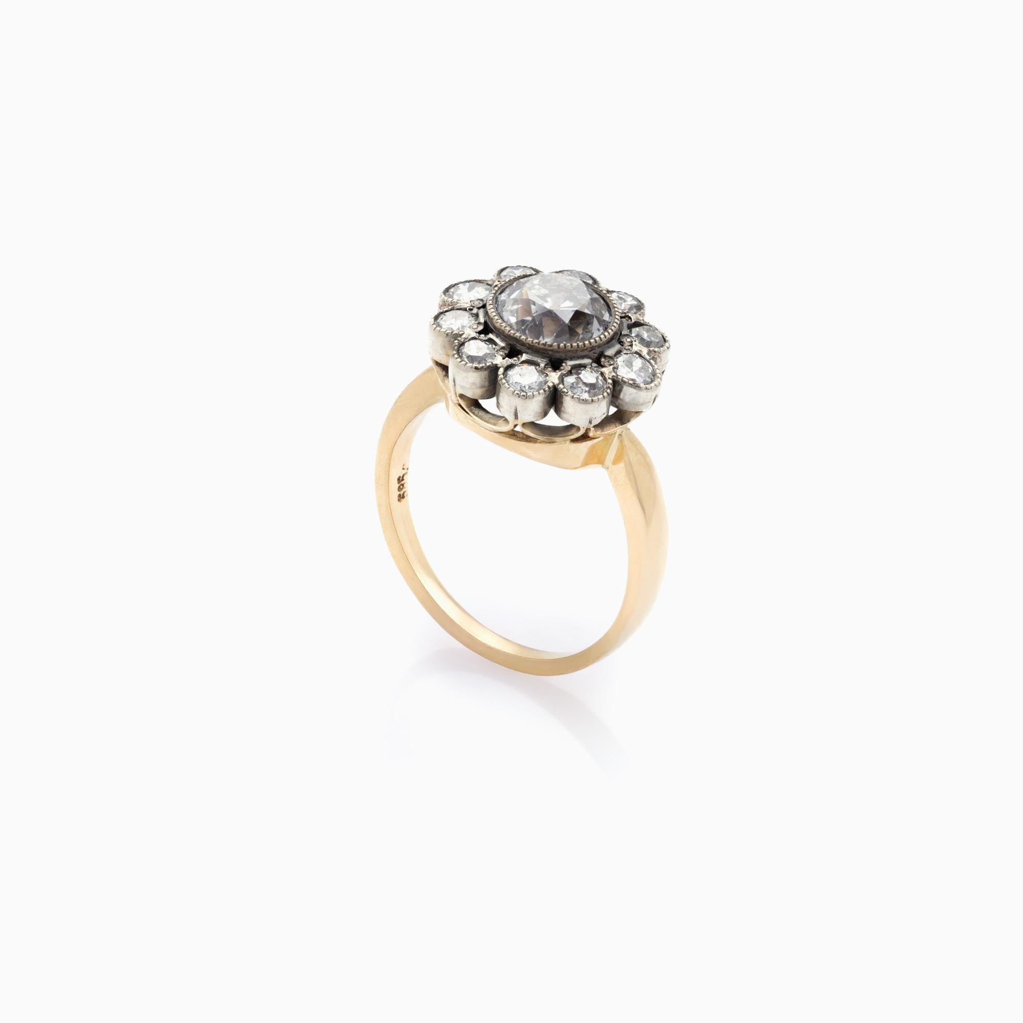 Anello con diamante, 2,37 carati totali, taglio vecchio europeo, oro giallo 14K e argento, design di ispirazione vintage. Questo eccezionale anello combina armoniosamente l'oro giallo 585 a 14 carati e l'argento 900, unendo l'artigianato classico