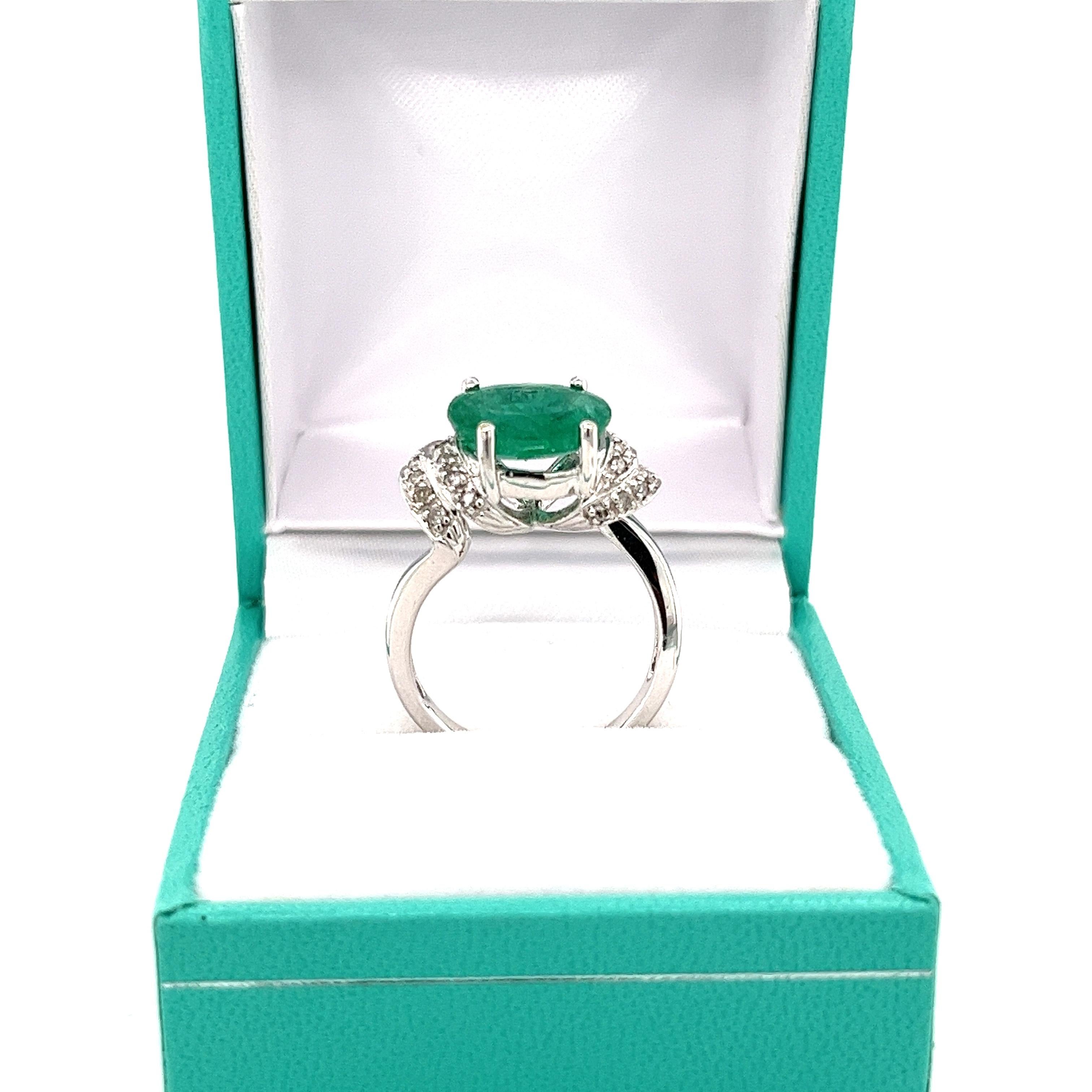 2.37 Carat Oval Cut Colombian Emerald in Retro Curved White Gold 4-Prong Ring  In New Condition For Sale In Miami, FL