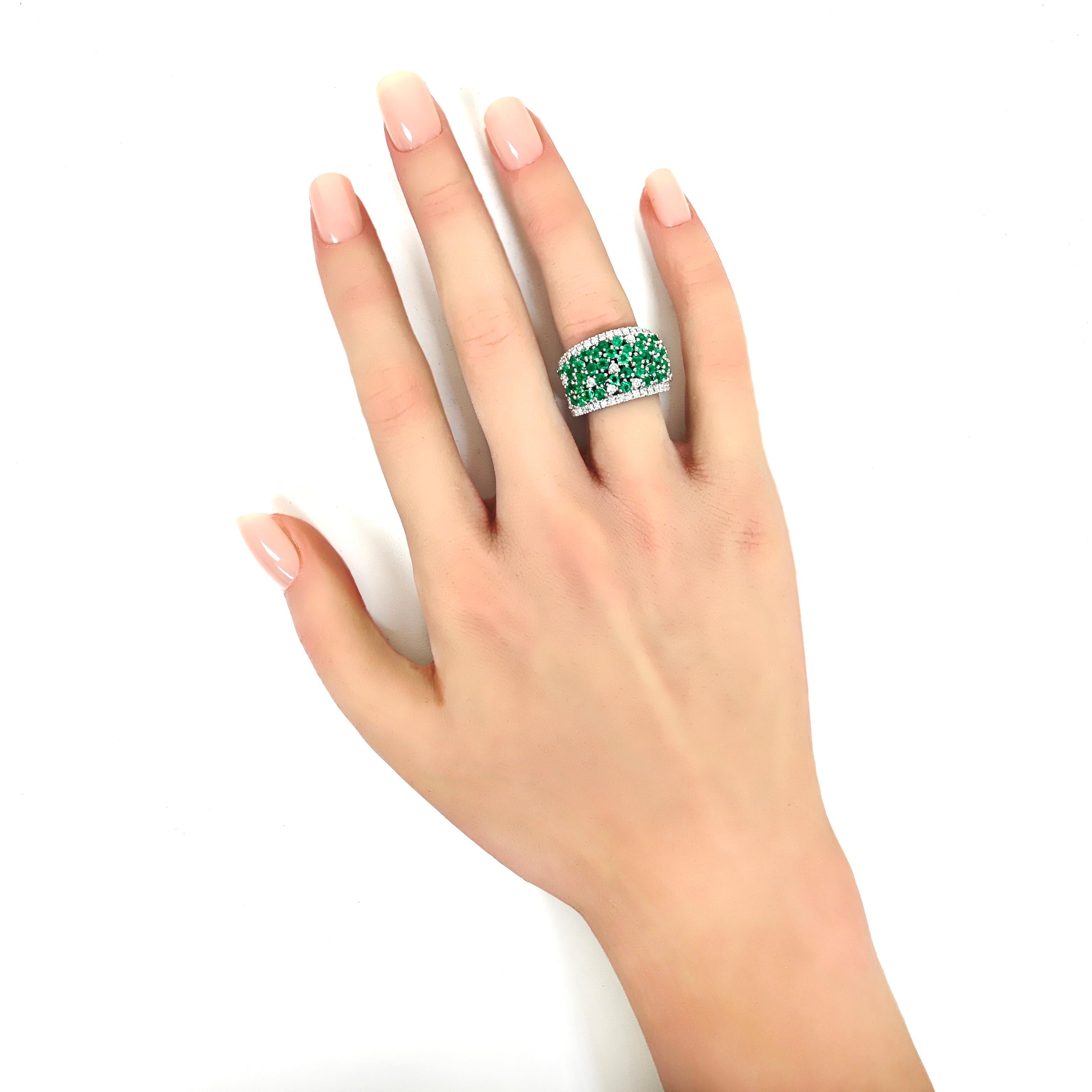 Round Cut 2.37 Carats Emerald and White Diamond White Gold Dome Ring For Sale