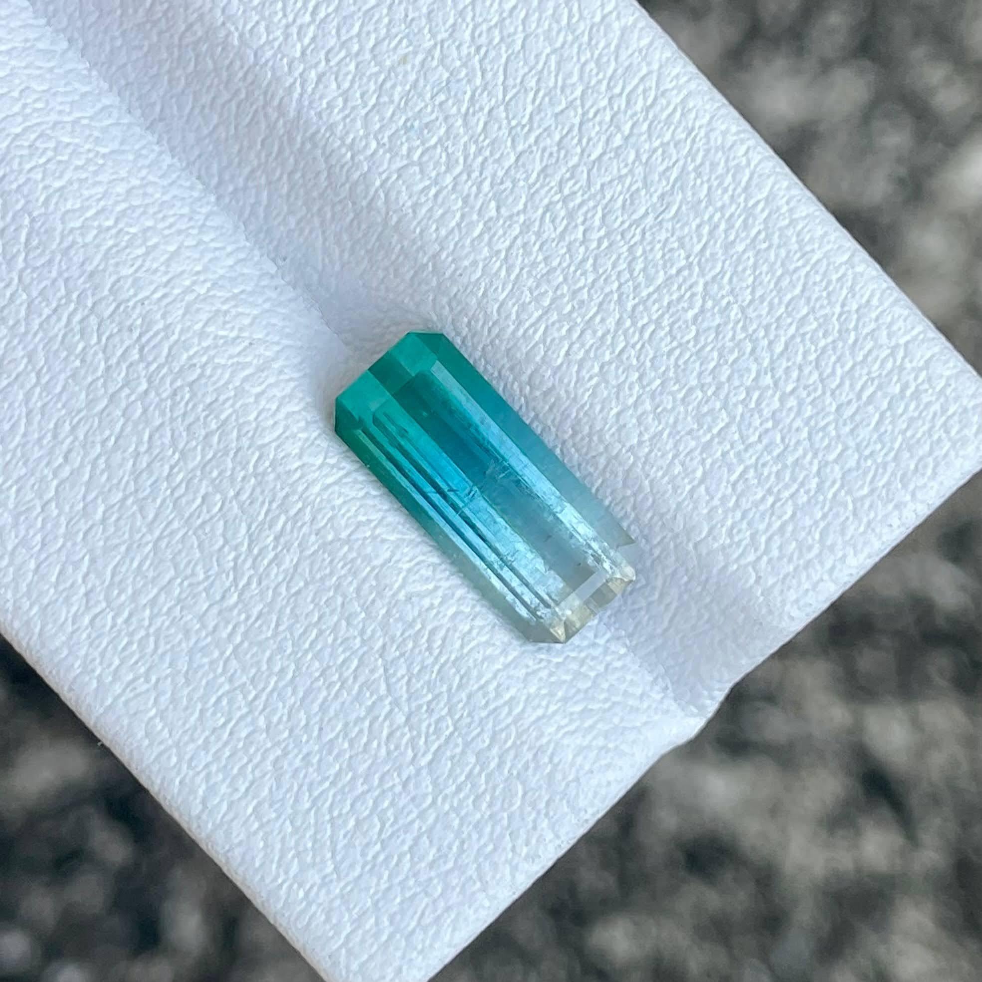 Moderne Pierre tourmaline tricolore taille émeraude afghane de 2,37 carats en vente
