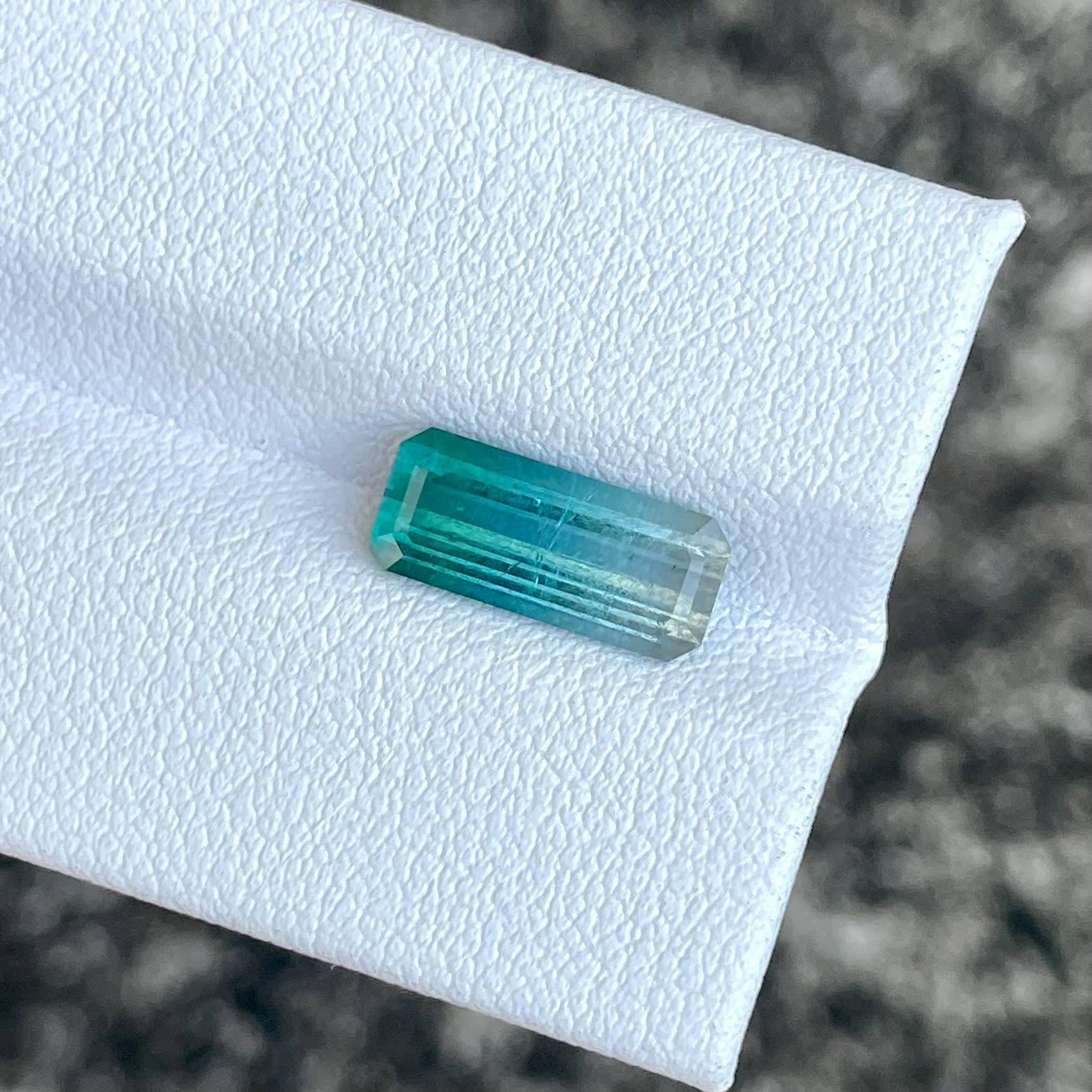 Taille émeraude Pierre tourmaline tricolore taille émeraude afghane de 2,37 carats en vente
