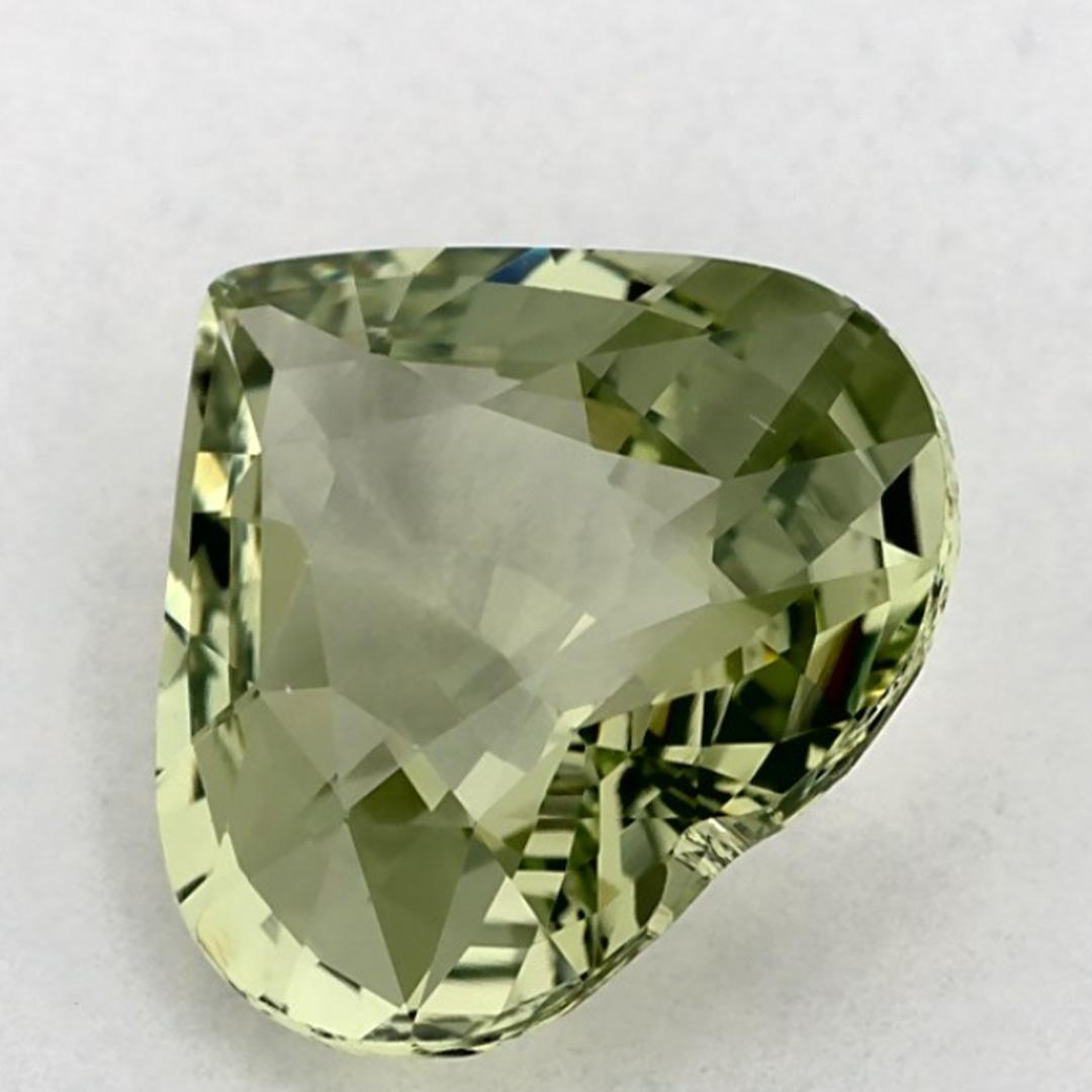 Questo zaffiro verde naturale offre eleganza e raffinatezza. Con la sua ricca saturazione del colore e il taglio preciso, è il centro perfetto per un anello di fidanzamento o un design di gioielli di lusso.

Questo zaffiro proviene dallo Sri Lanka