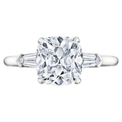 Anello di fidanzamento in platino con diamante taglio cuscino 2,37