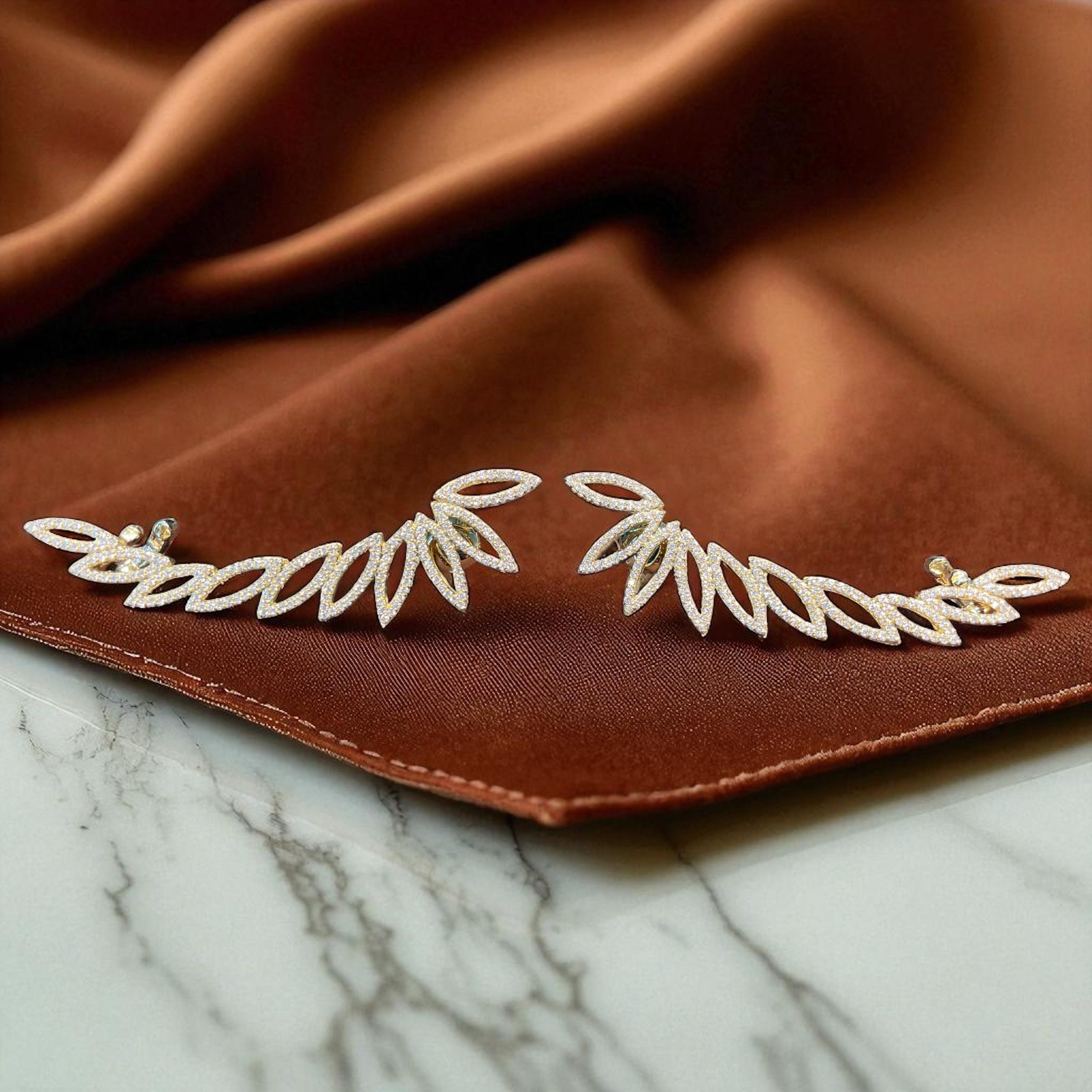 Questi rampicanti con foglie dorate sono una testimonianza di squisita maestria e bellezza naturale. Progettati per risalire elegantemente l'orecchio, creano un pezzo di grande effetto moderno e abbagliante.

L'intricato disegno a foglie traforate è