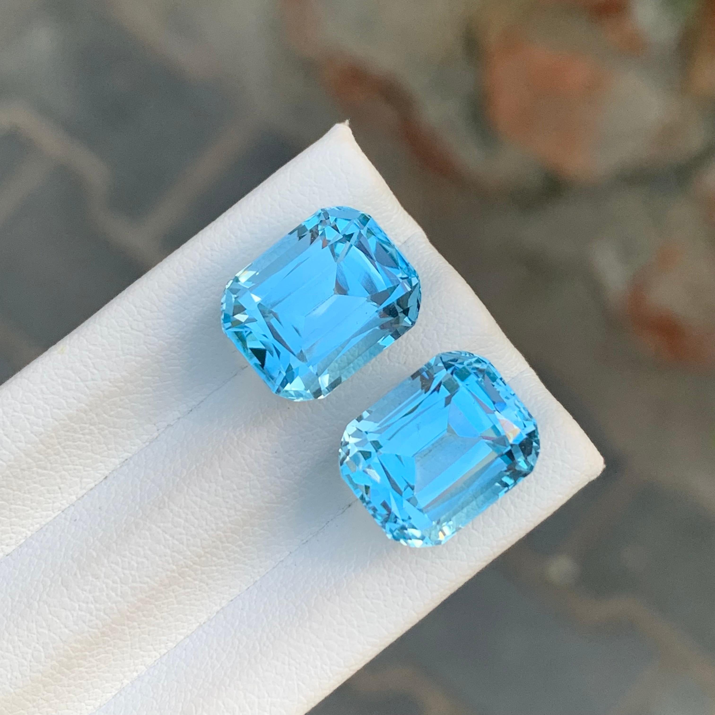 Arts and Crafts 23,75 carati di topazio blu sfaccettato Coppia di gemme a forma di cuscino per orecchini in vendita