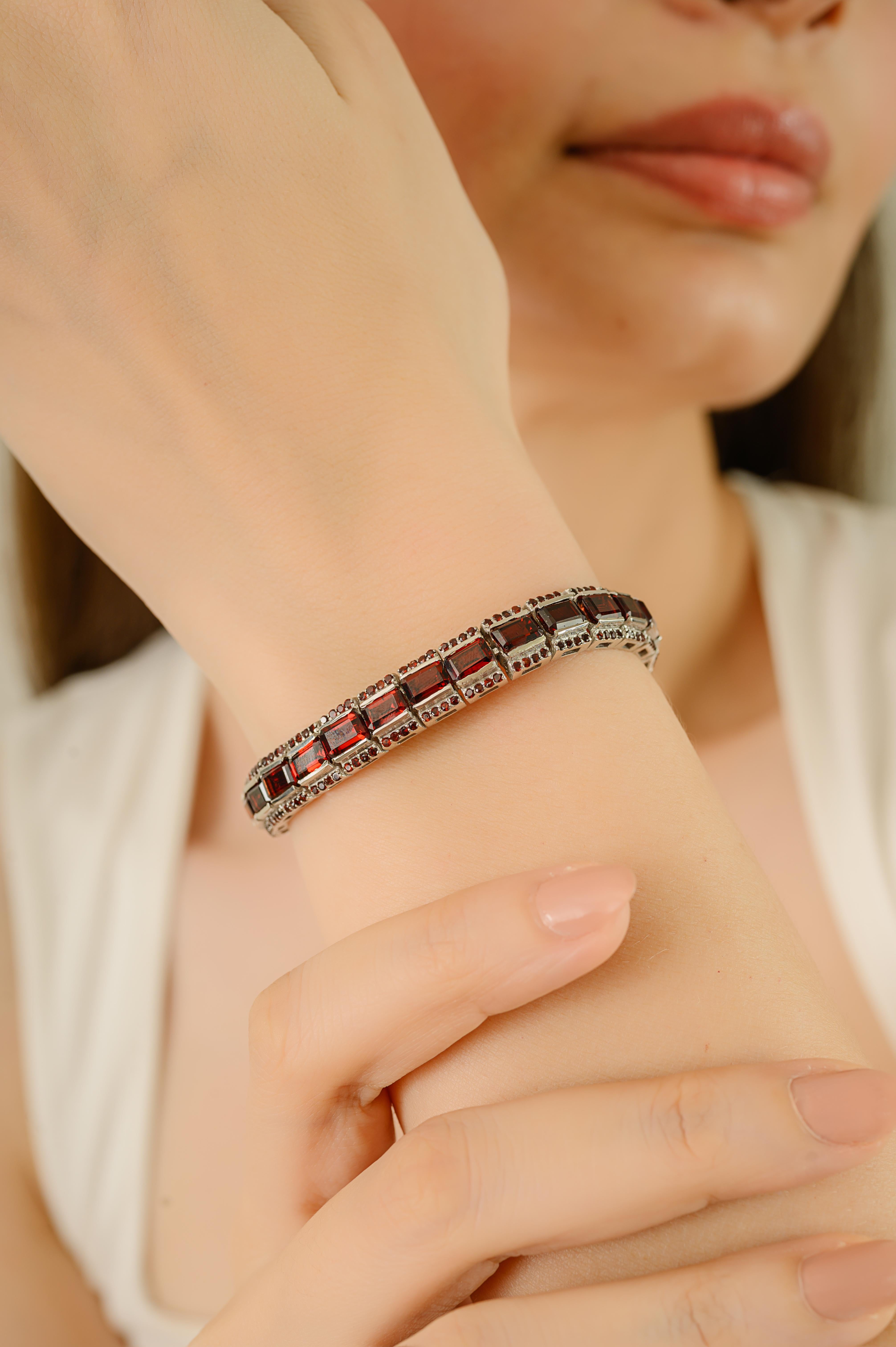 Esta exquisita pulsera tenis está artísticamente elaborada en plata de ley 925 maciza. Natural 23.75 Cts Deep Red Garnet January Birthstone Stackable Tennis Bracelet, El diseño muestra un círculo de gemas de granate rojo intenso, combinando piedras