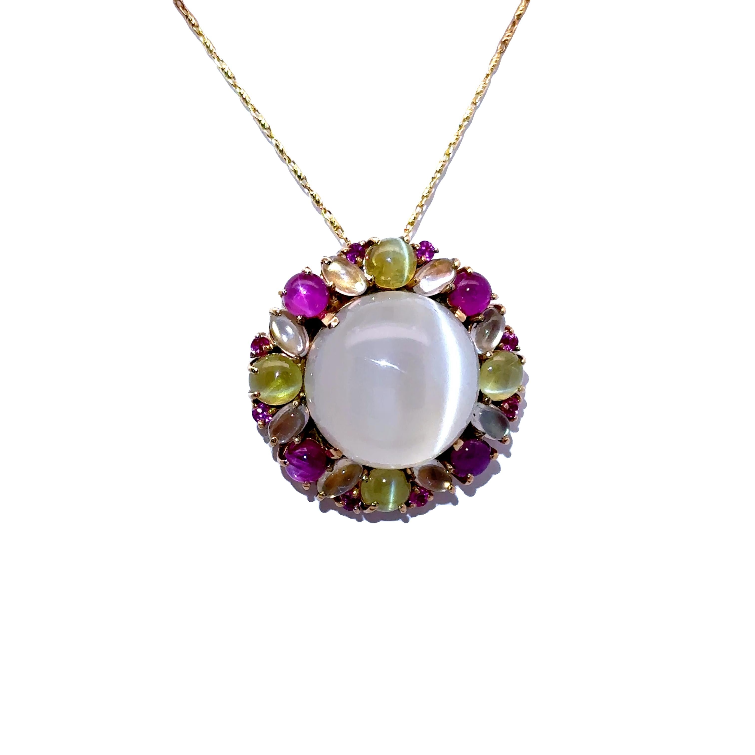 Ce pendentif coloré présente en son centre une pierre de lune œil de chat unique de 23,77 carats, exsudant une teinte blanche lumineuse et un fort effet œil de chat. Fabriqué en or jaune 18 carats, le design est contemporain, avec un mélange