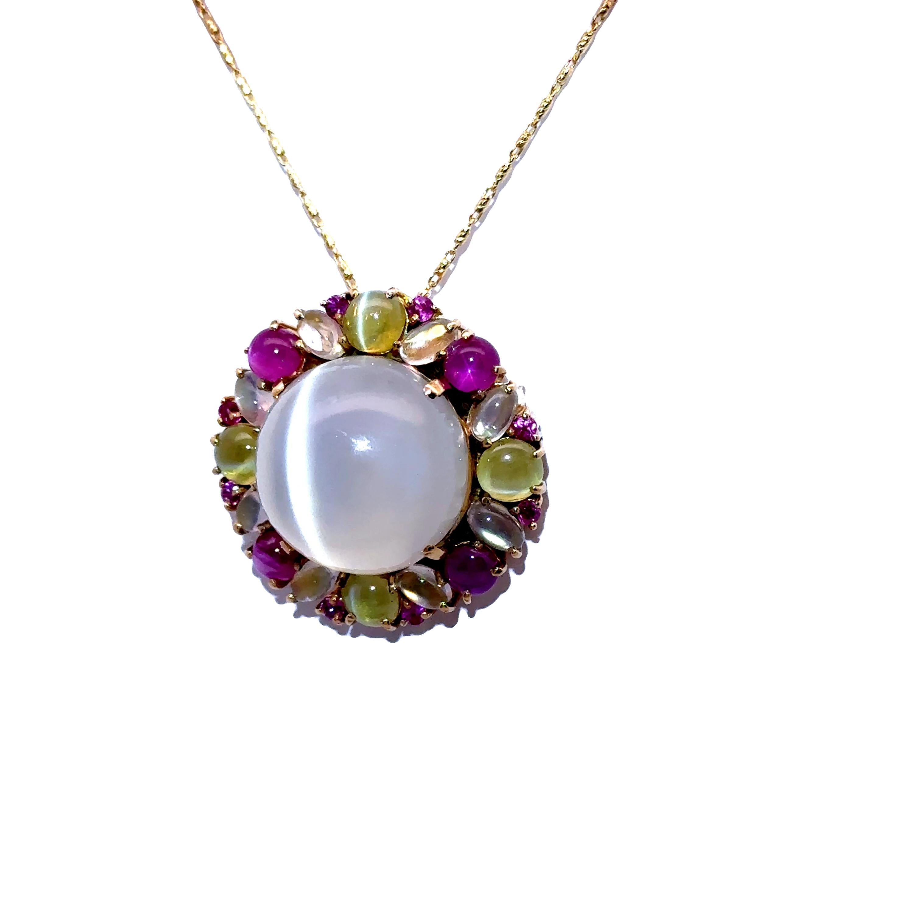 Contemporain Pendentif en or jaune 18 carats, pierre de lune multicolore yeux de chat 23,77 carats en vente