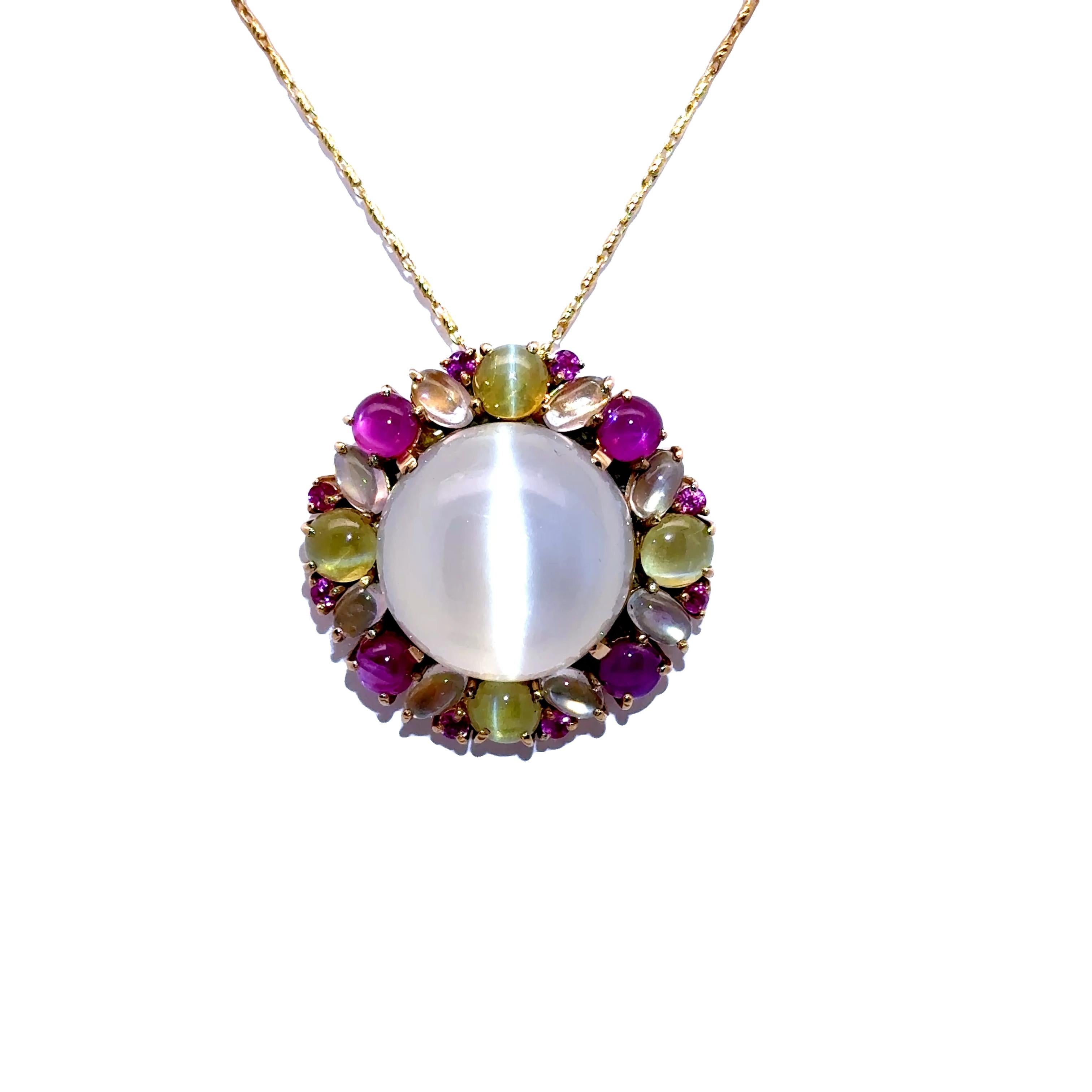 Taille cabochon Pendentif en or jaune 18 carats, pierre de lune multicolore yeux de chat 23,77 carats en vente