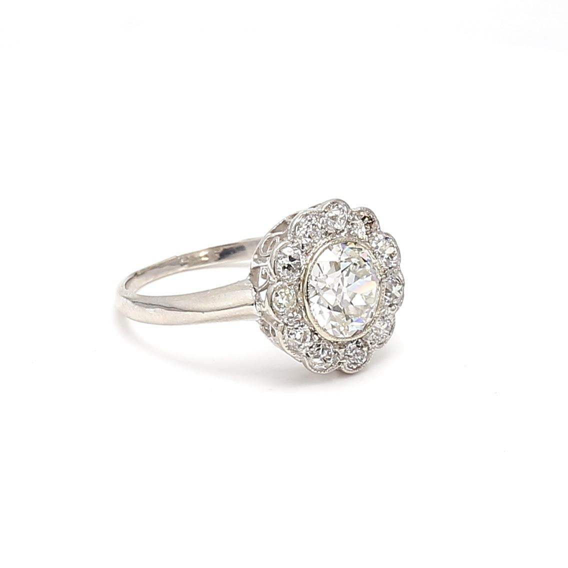 2.37ct Old European & Brilliant Cut H VS2 Diamond Platinum Edwardian Halo Ring (Bague Halo en platine) en vente 1