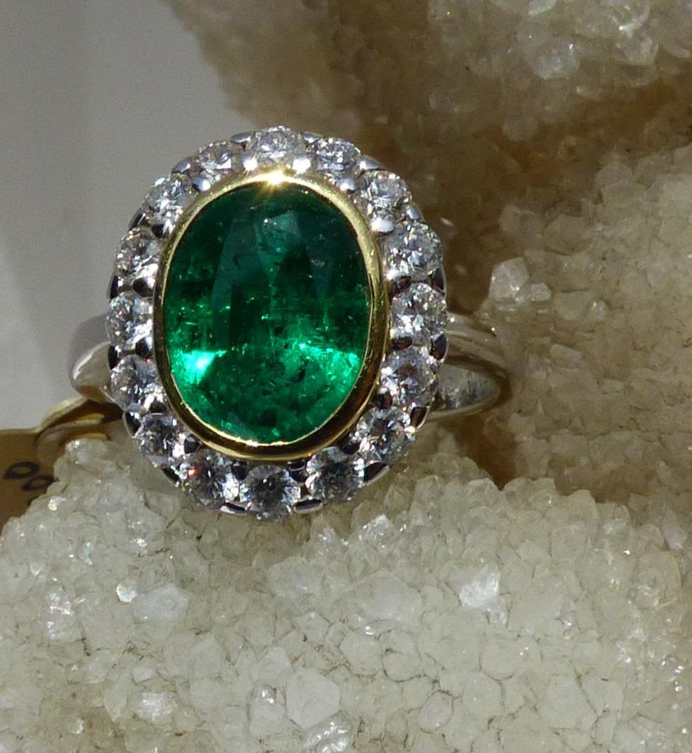 2.37ct. Oval Emerald and Diamond Ring in 18K Gold In New Condition For Sale In Dublin, IE