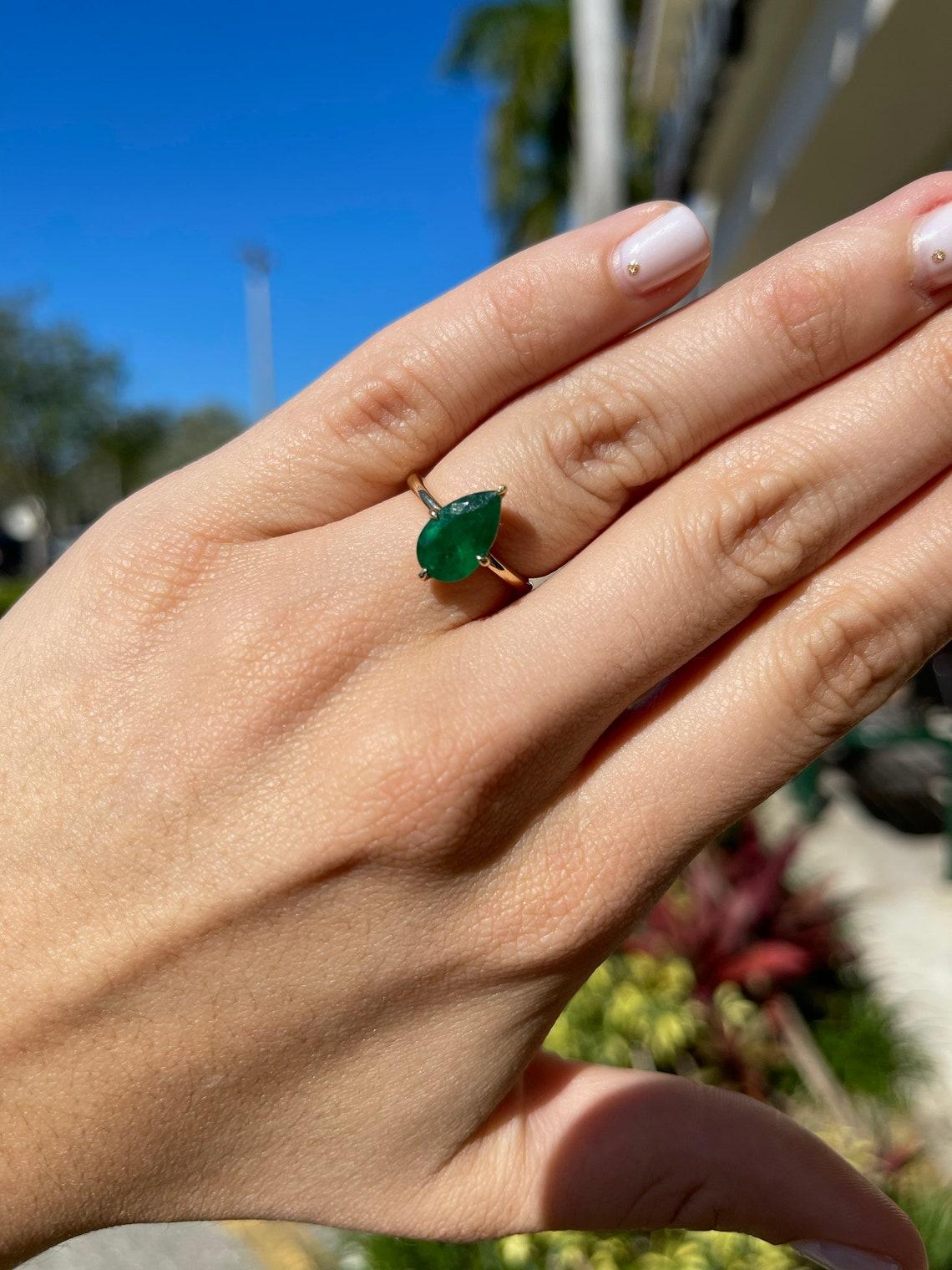 14 Karat natürlicher Smaragd 2,37 Karat 4 Zacken Birnenschliff Solitär Ring 14K (Moderne) im Angebot