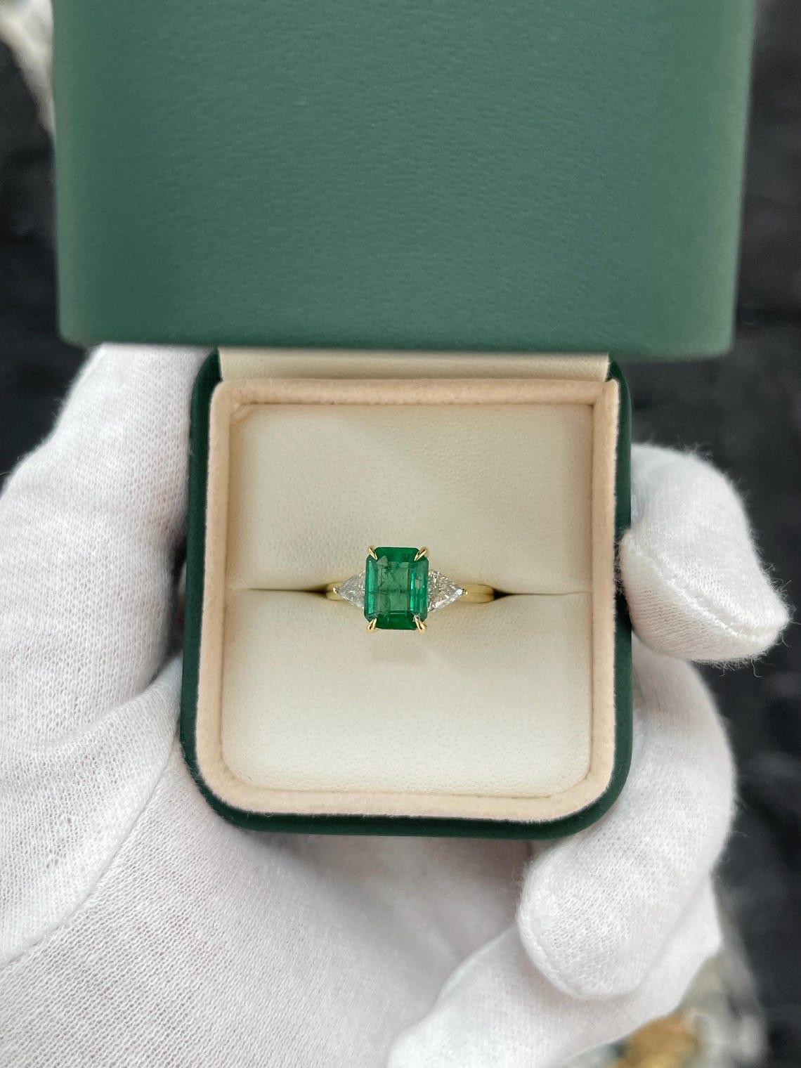 2.37tcw 18K Smaragdschliff Smaragd im Smaragdschliff Smaragd & Trillion Diamantring mit drei Steinen (Moderne) im Angebot