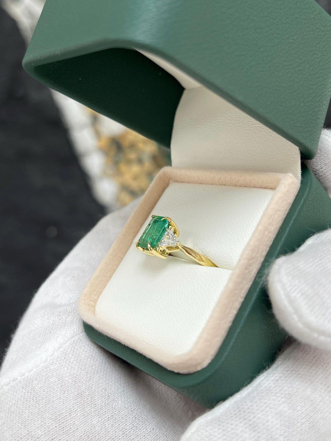 2.37tcw 18K Smaragdschliff Smaragd im Smaragdschliff Smaragd & Trillion Diamantring mit drei Steinen Damen im Angebot