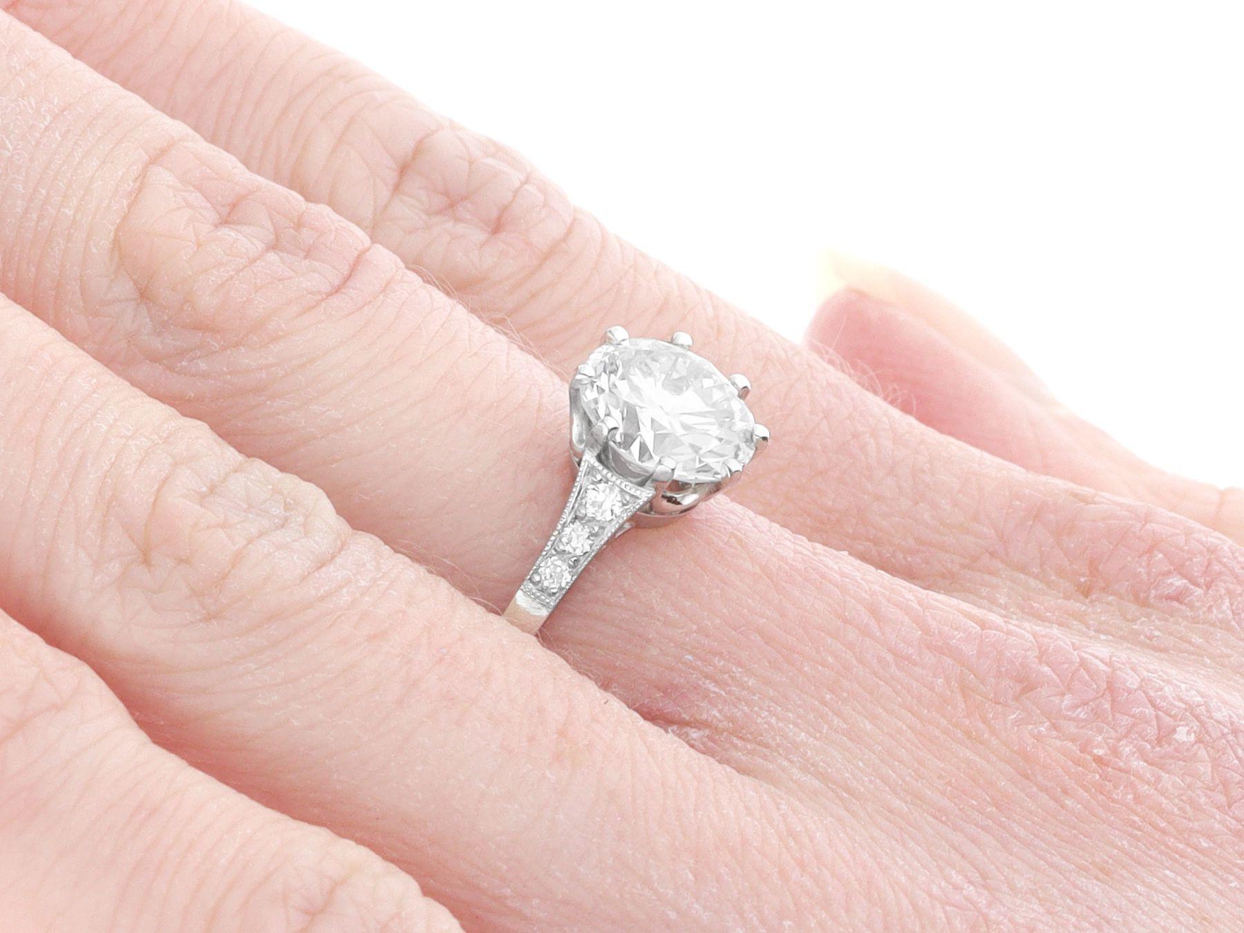 Anillo de compromiso solitario de platino y diamantes de 2.38 quilates en venta 1