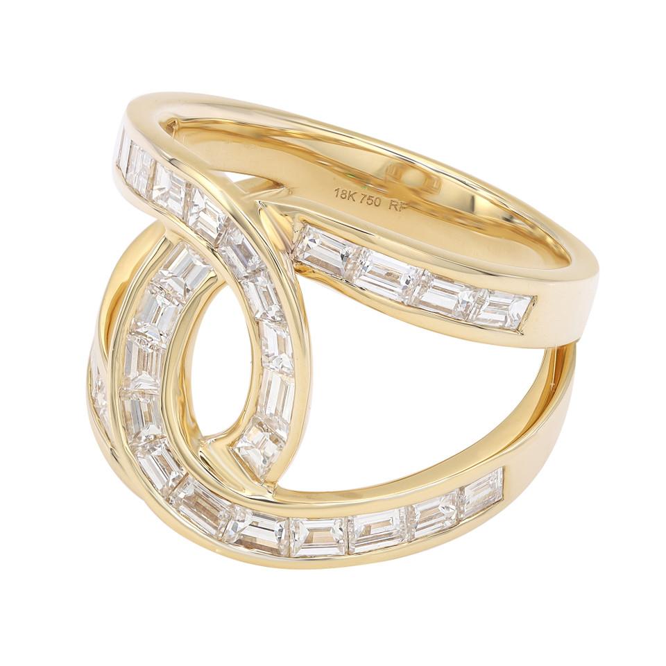 Erweitern Sie Ihre Schmucksammlung mit dem atemberaubenden 2,38 Karat Diamant Baguette Interwoven Statement Ring in 18K Gelbgold. Dieser wunderschöne Ring zeichnet sich durch moderne, spitz zulaufende Baguettes aus, die in einem fesselnden,
