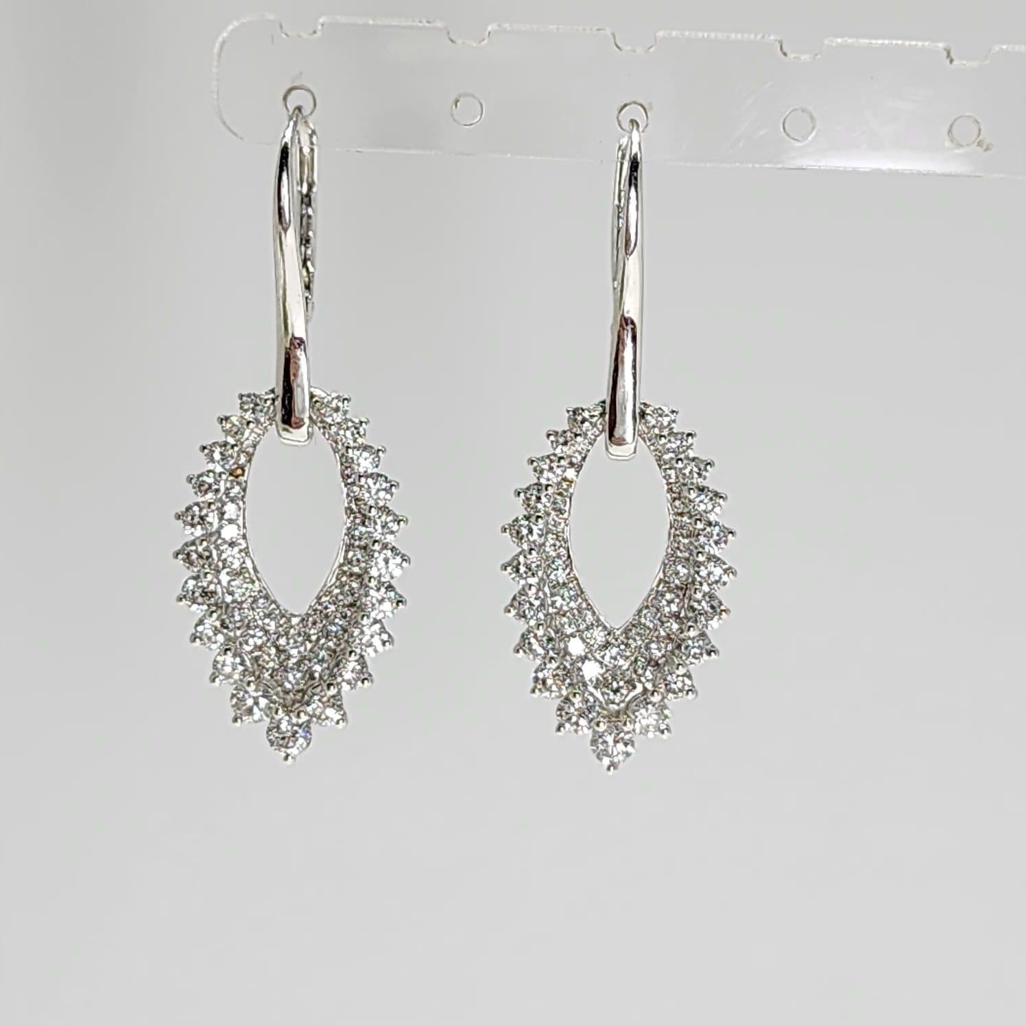 Pendientes de gota de diamantes de 2,38 quilates en oro blanco de 18 quilates en Nuevo estado para la venta en Hong Kong, HK