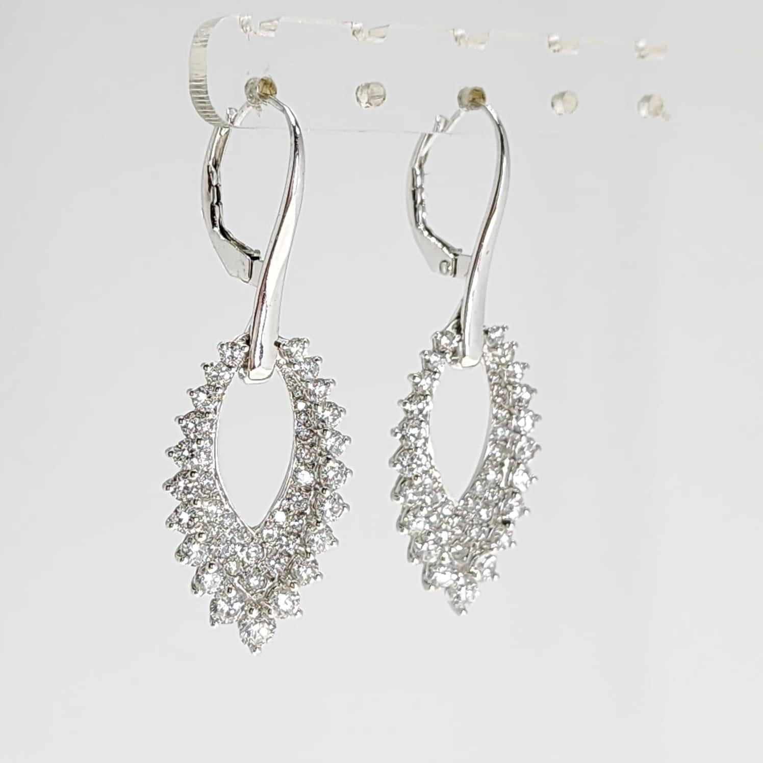 Pendientes de gota de diamantes de 2,38 quilates en oro blanco de 18 quilates en venta 1