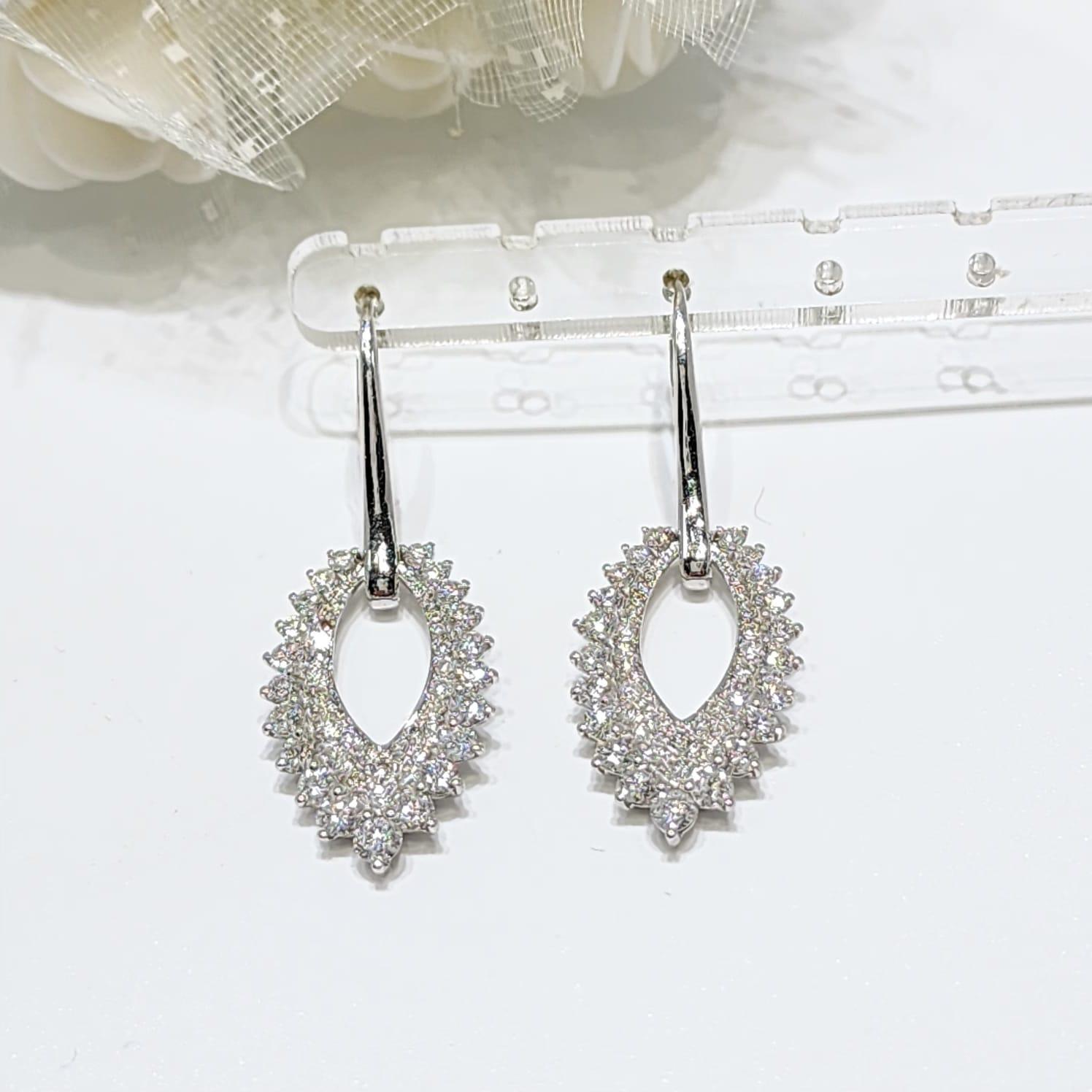 Pendientes de gota de diamantes de 2,38 quilates en oro blanco de 18 quilates en venta 2