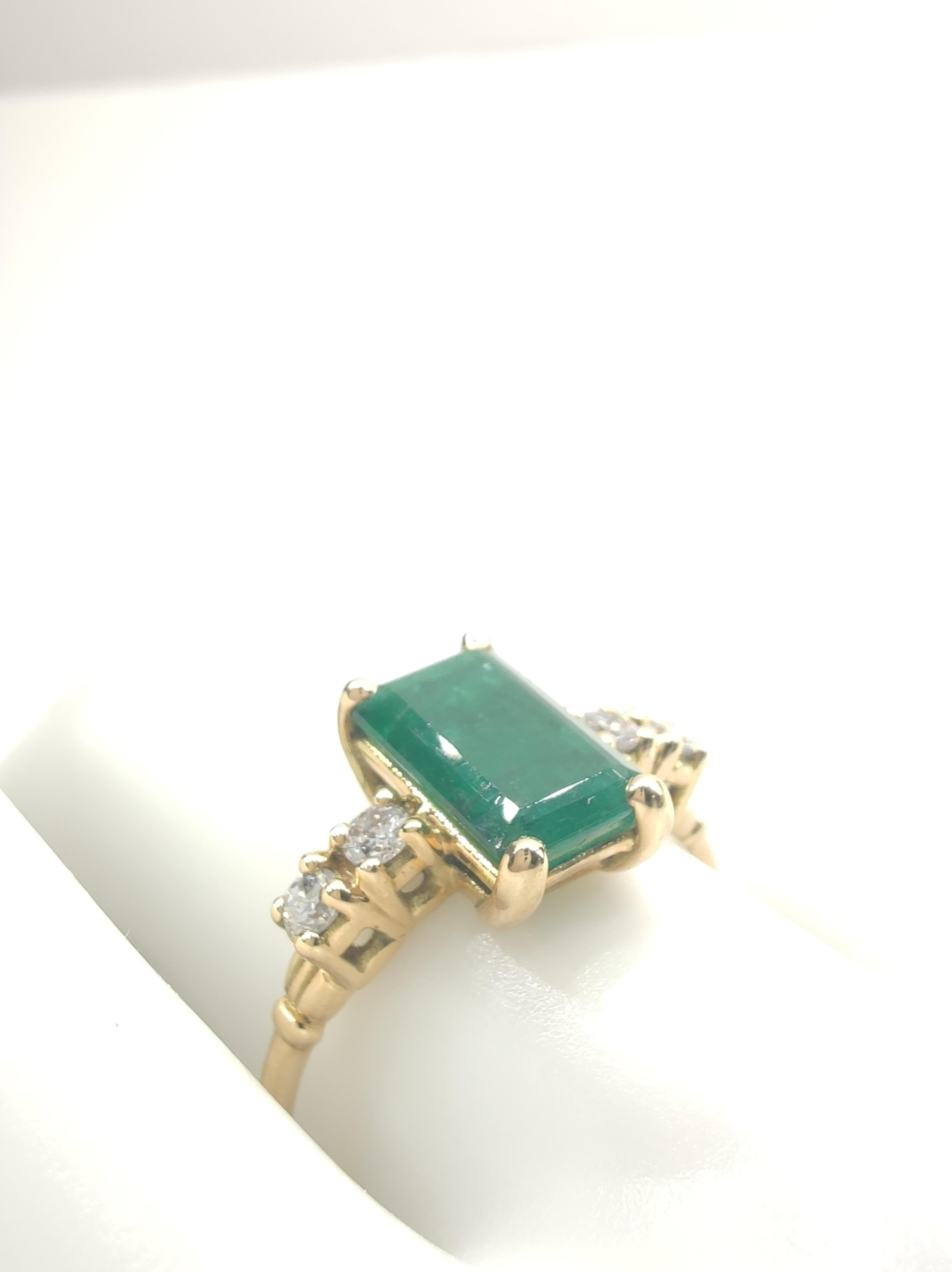 2.38 carat Natural Emerald -Diamond Ring in 18K Yellow Gold – Engagement Design In New Condition In Sant Josep de sa Talaia, IB