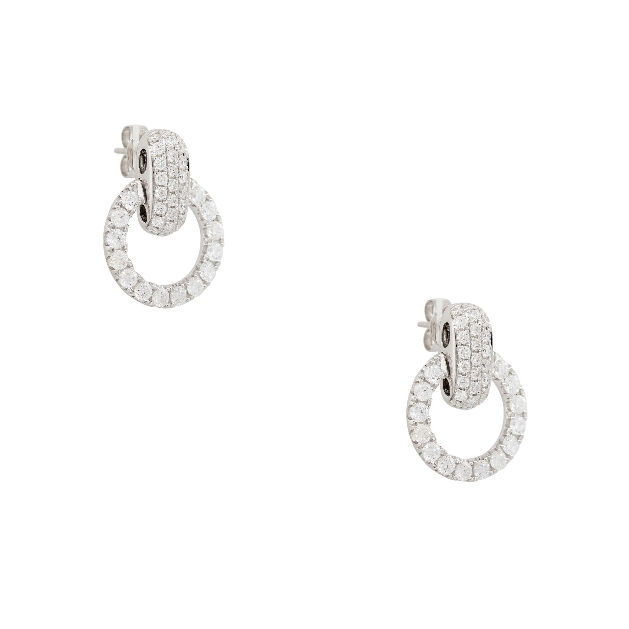 Boucles d'oreilles pendantes en or blanc 18k avec 2.38ctw Pave Diamond Circle
Produit : Boucles d'oreilles en diamant pavé
MATERIAL : Or blanc 18k
Détails des diamants : Il y a environ 2,38 carats de diamants taillés en brillant rond (78