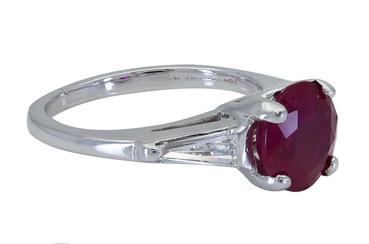 Verlobungsring mit 2,38 Karat rundem Rubin und Diamanten in drei Steinen (Zeitgenössisch) im Angebot