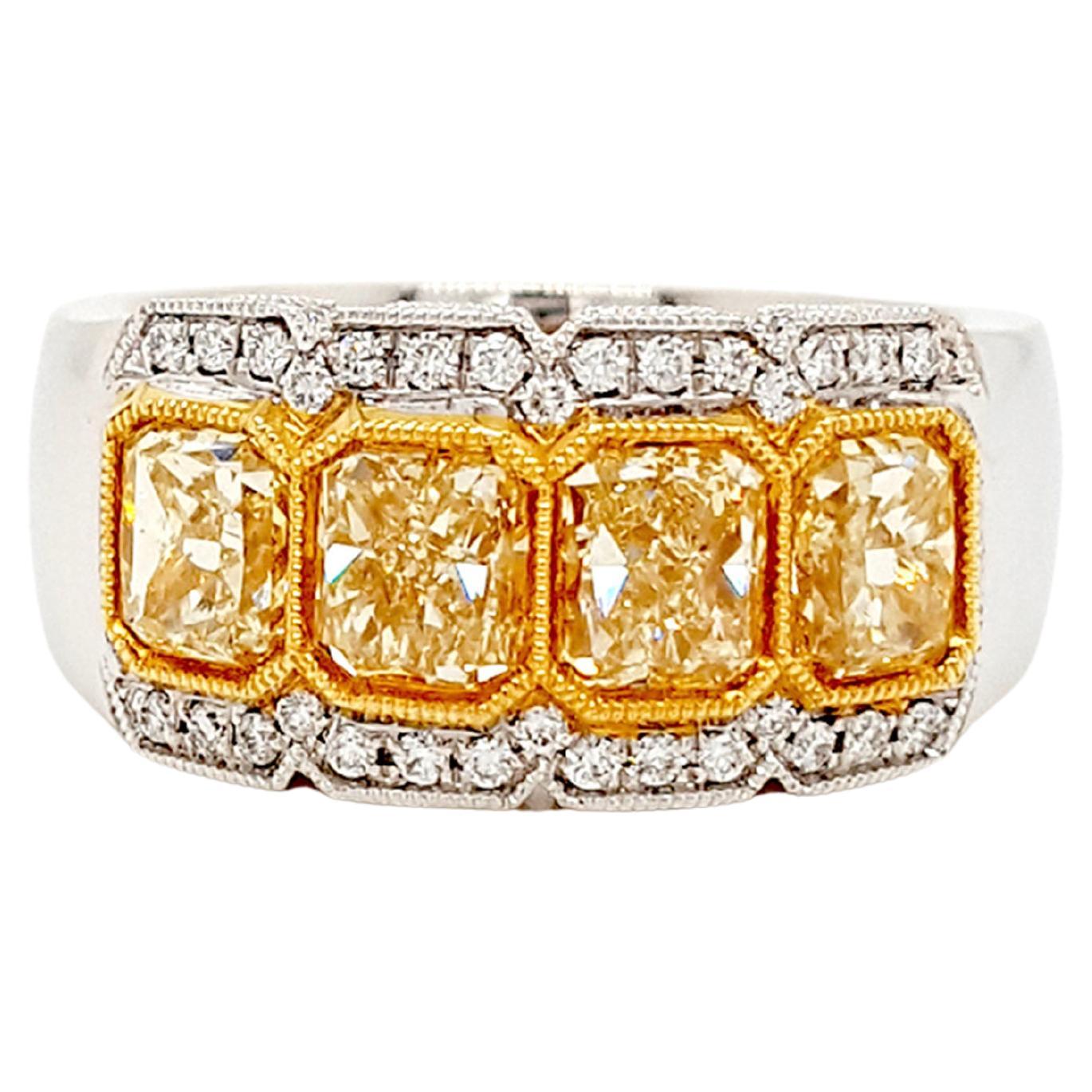 Bague à quatre pierres en or 18 carats avec diamant jaune taille radiant de 2,38 carats.