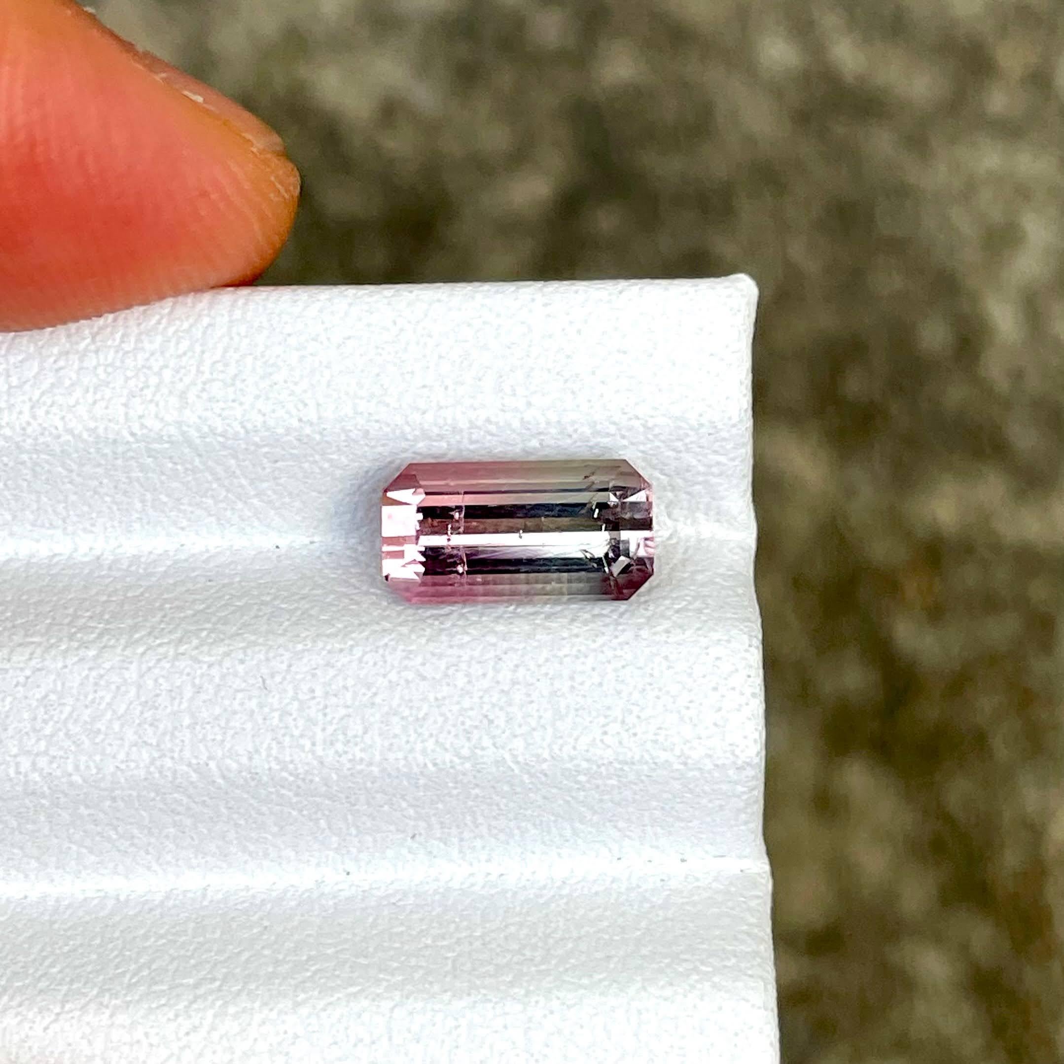 Moderne Pierre tourmaline bicolore taille émeraude de 2.38 carats en vente