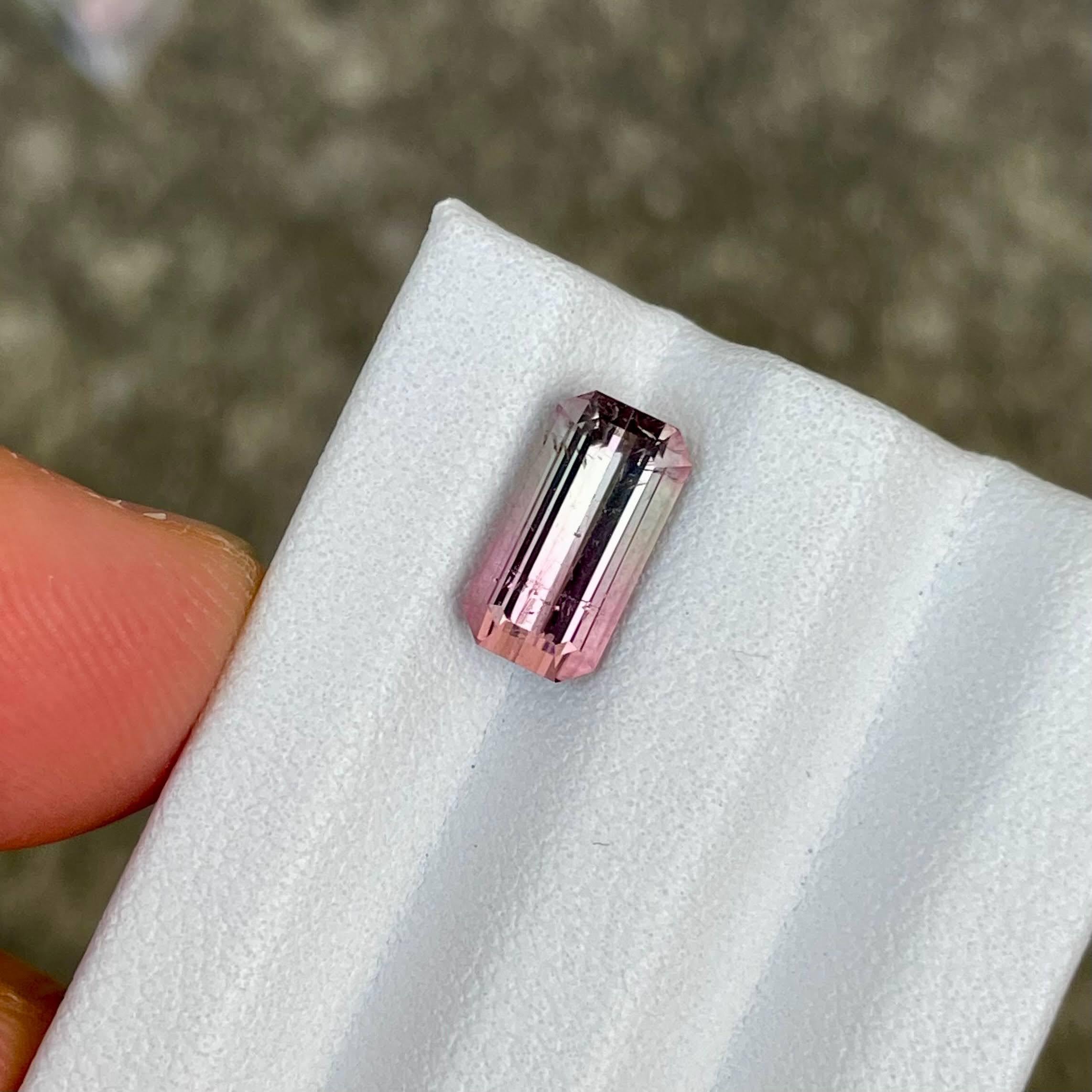 Taille émeraude Pierre tourmaline bicolore taille émeraude de 2.38 carats en vente