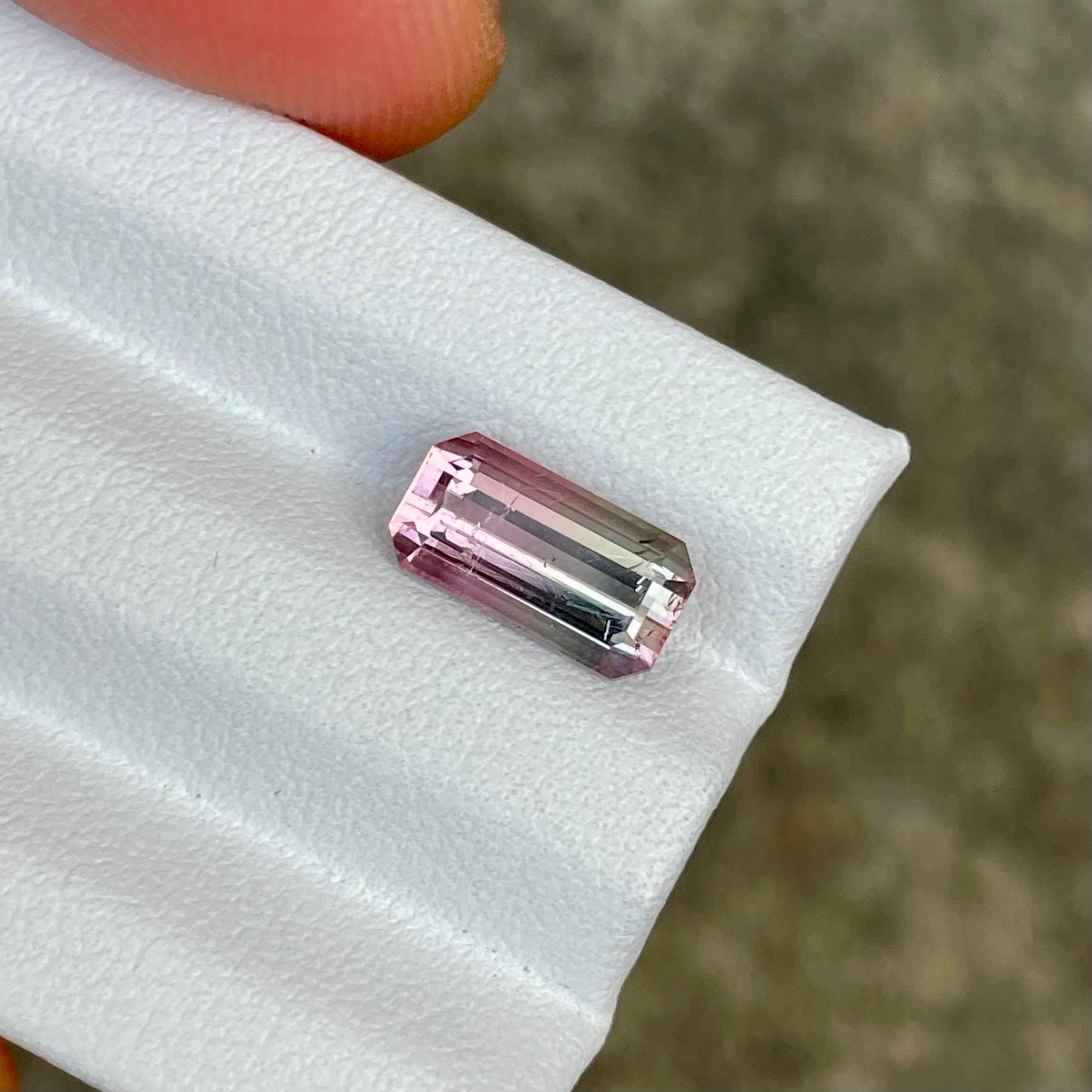 Pierre tourmaline bicolore taille émeraude de 2.38 carats Unisexe en vente