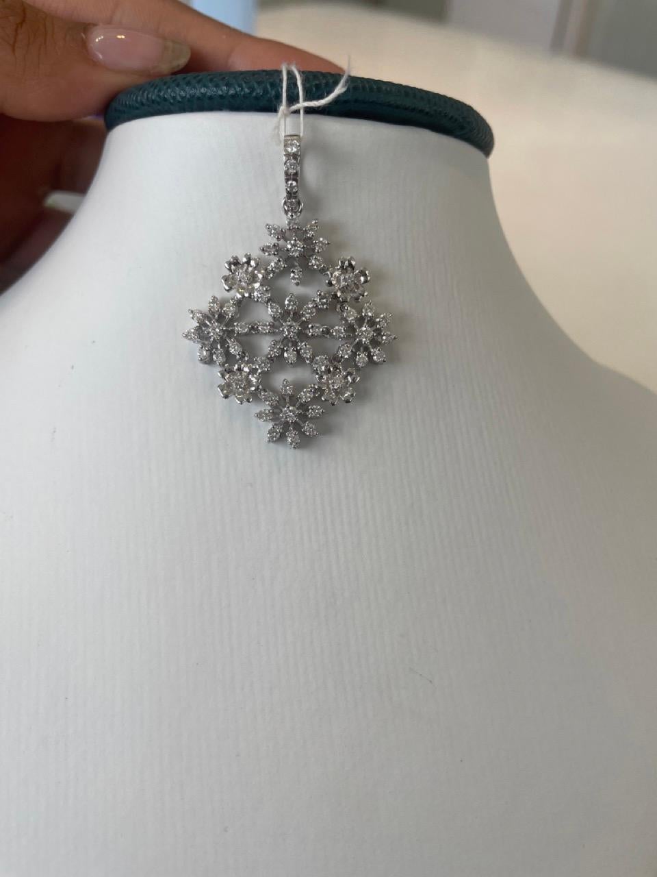Taglio a goccia Ciondolo con diamante da 2,38 carati in vendita