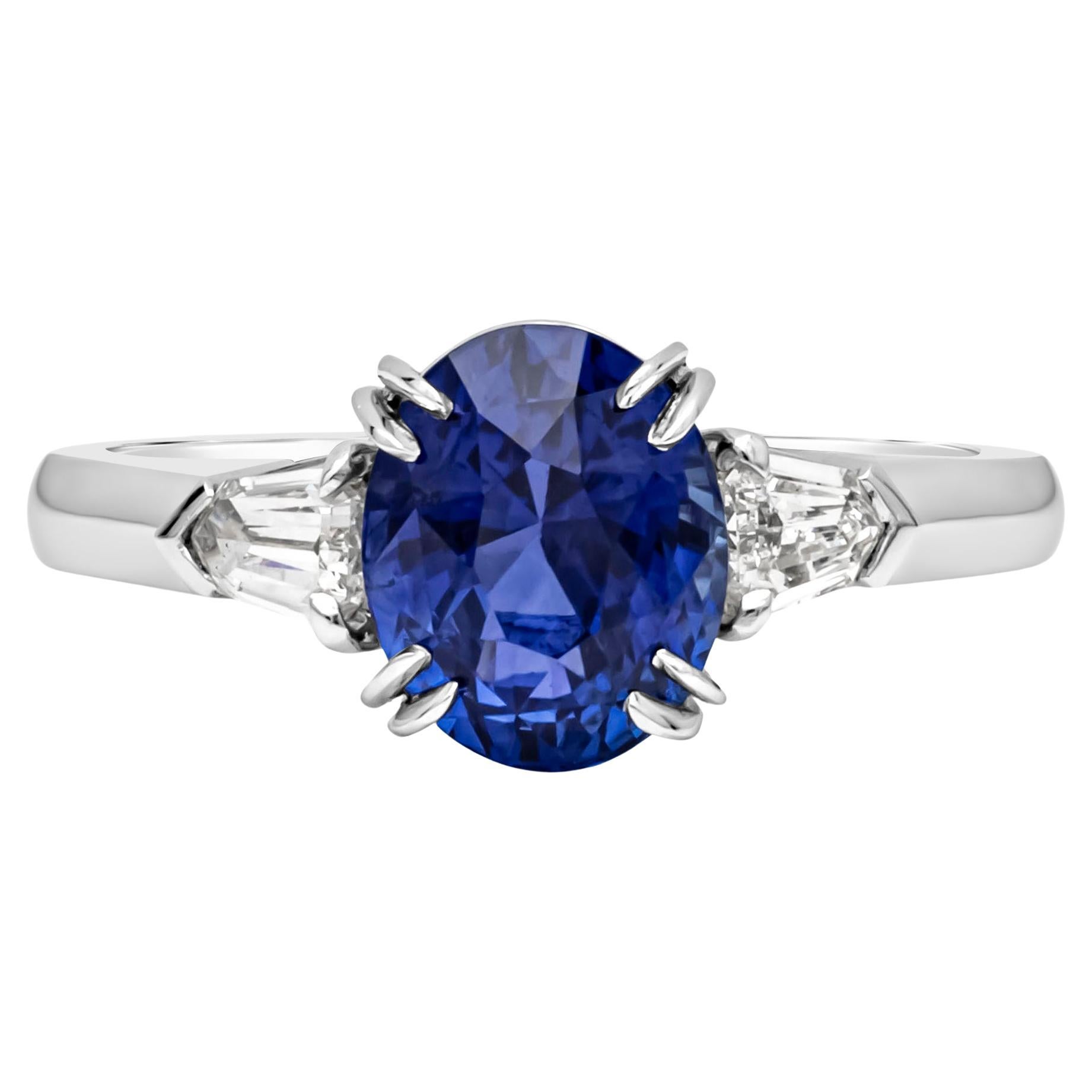  Bague de fiançailles à trois pierres en saphir bleu non chauffé de 2,38 carats et diamants