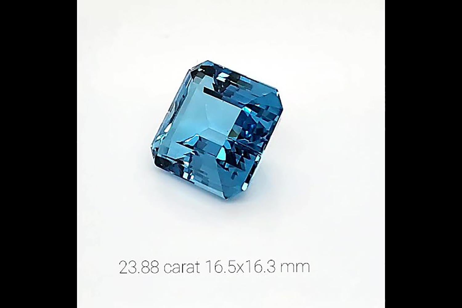 23.88 Karat natürlicher blauer Aquamarin im Ascher-Schliff, von hoher Qualität, intensiv blau, transparentes Mineral ohne Einschlüsse, perfekte Wahl für Sammler oder um ein individuelles, einzigartiges Schmuckstück damit zu gestalten.
Wir sind