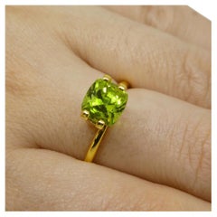 2,38 Karat gelbgrüner Peridot im Kissenschliff