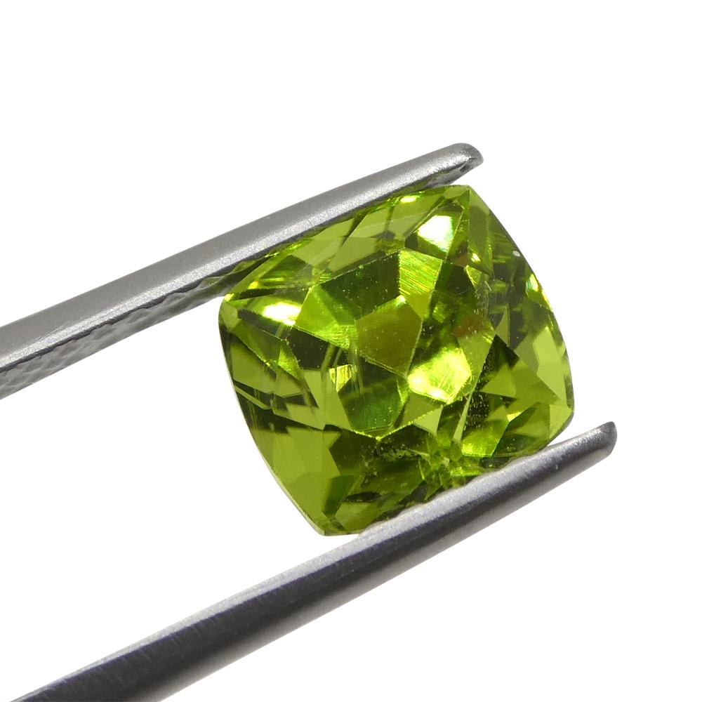 2.38ct Péridot vert jaunâtre en coussin en vente 2
