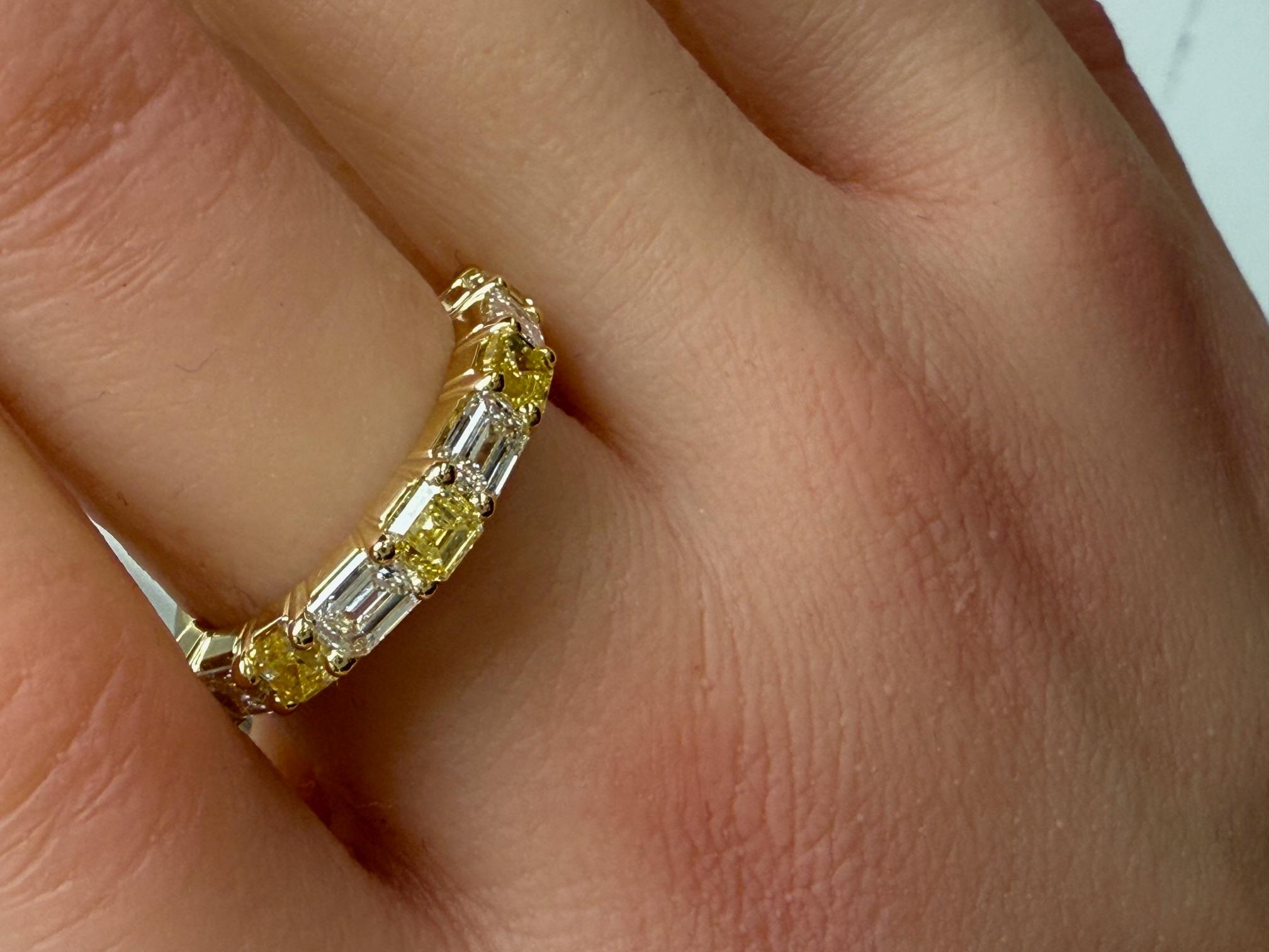 2,38ctw Fancy Intense Yellow Diamond & Smaragdschliff Diamant Ring in 18K Gold Damen im Angebot