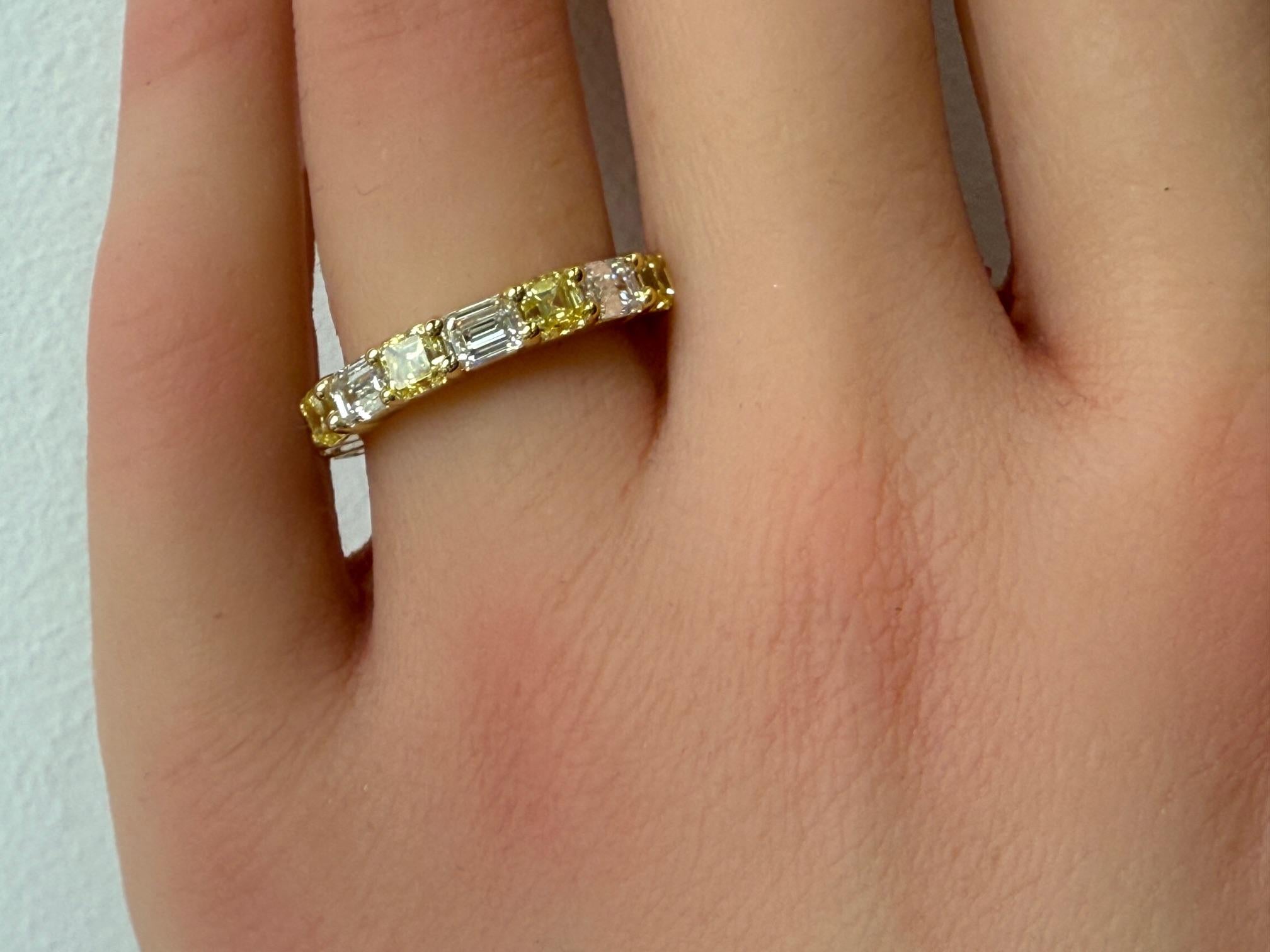 2,38ctw Fancy Intense Yellow Diamond & Smaragdschliff Diamant Ring in 18K Gold im Angebot 3
