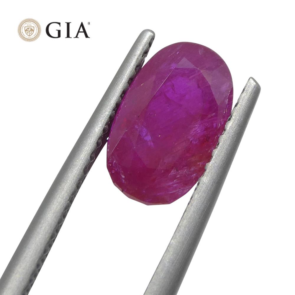 Taglio brillante Rubino ovale rosso violaceo 2.38ct GIA certificato Tajikistan non riscaldato in vendita