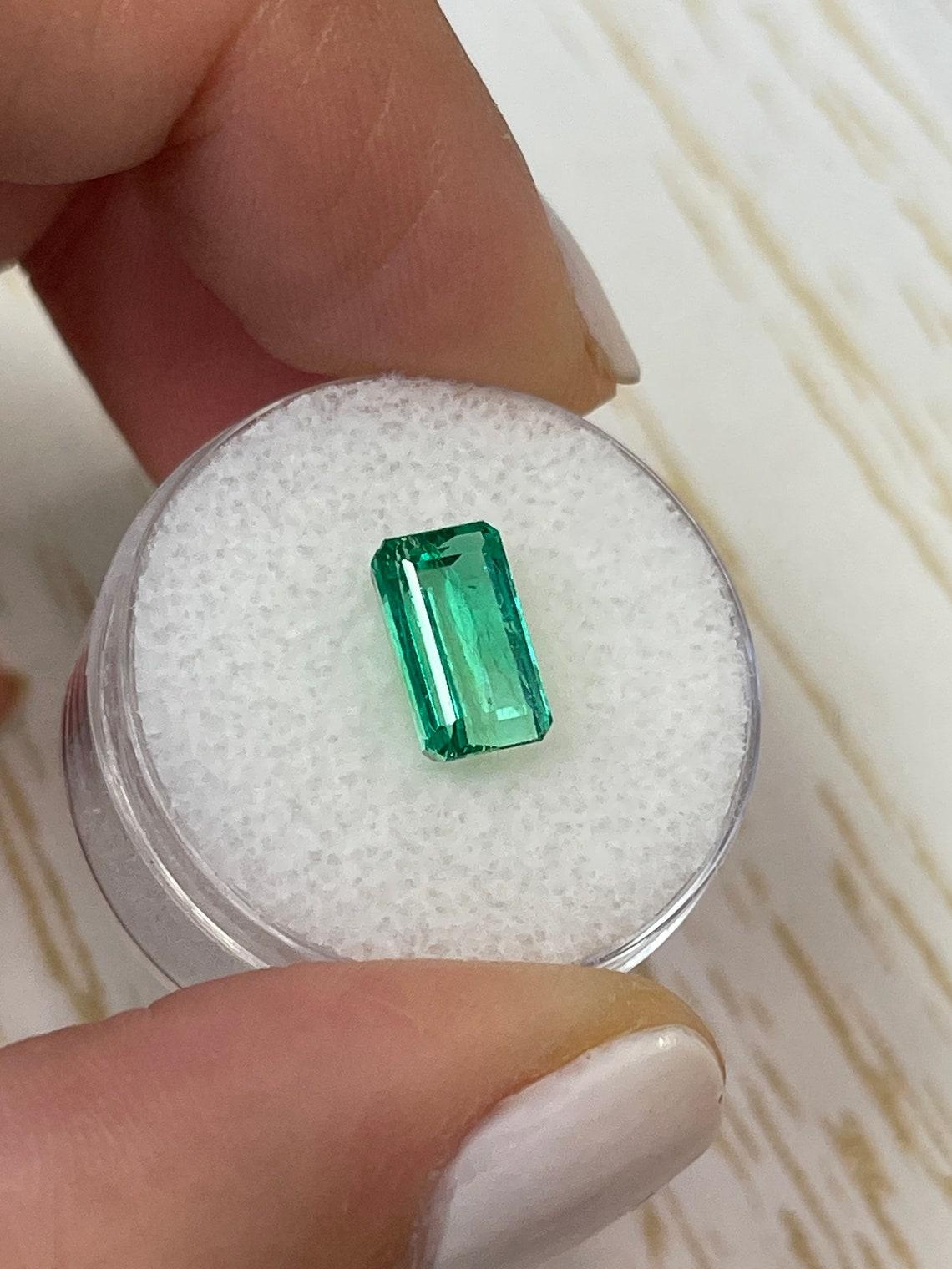 Moderne 2.38ct Slender Muzo Green Emerald Cut Colombian Gem 10x6 Genuine May Birthstone (pierre de naissance de mai) en vente