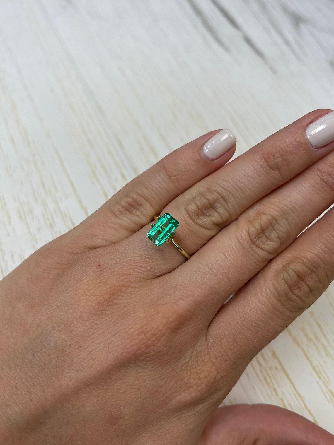 2.38ct Slender Muzo Green Emerald Cut Colombian Gem 10x6 Genuine May Birthstone (pierre de naissance de mai) en vente 3