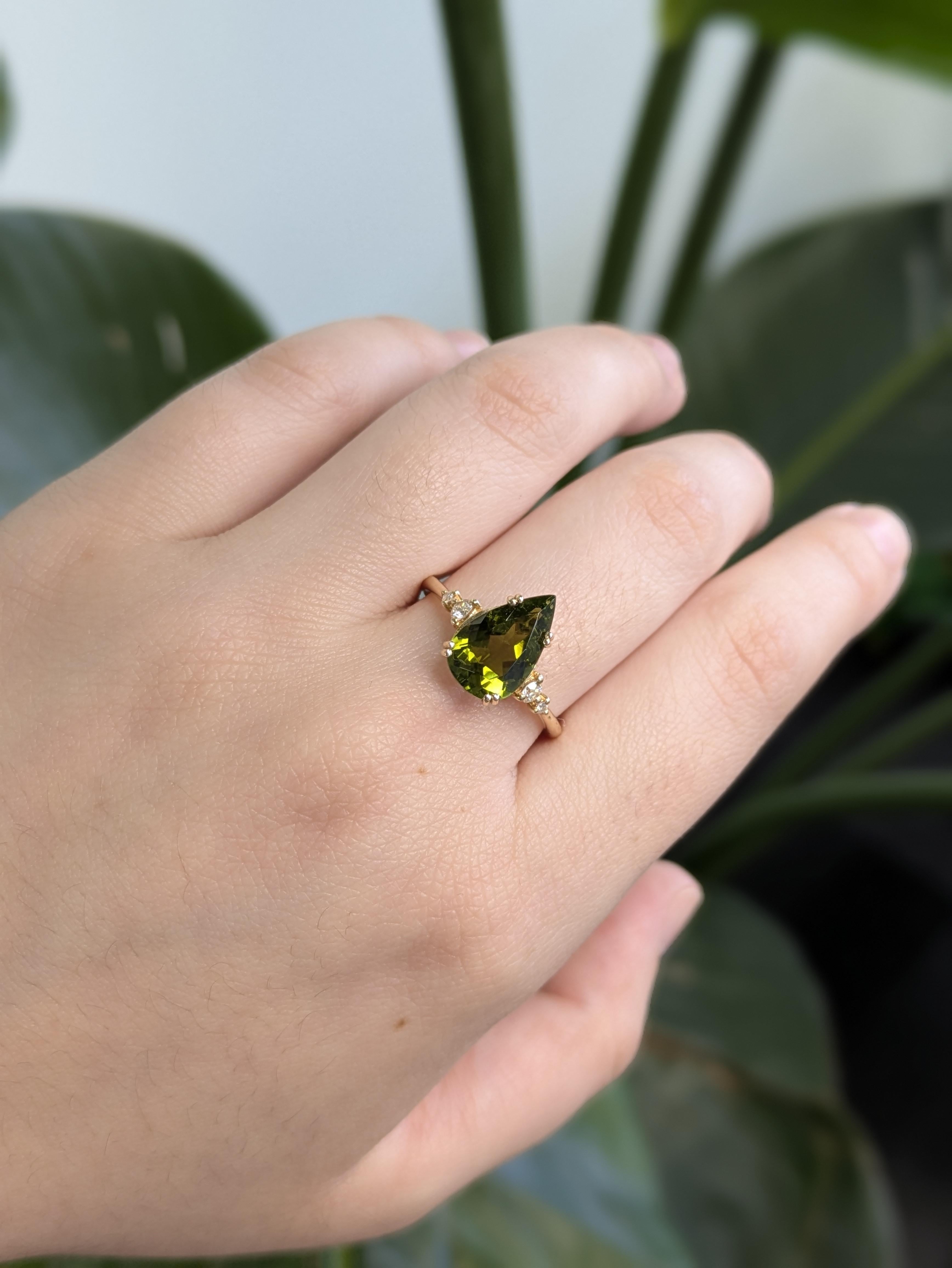 Radioso e raffinato, questo anello in oro giallo 14K presenta un'affascinante tormalina verde a forma di pera con diamanti naturali. Una miscela vibrante di eleganza e di spigolosità, perfetta per uno stile audace e senza tempo.

