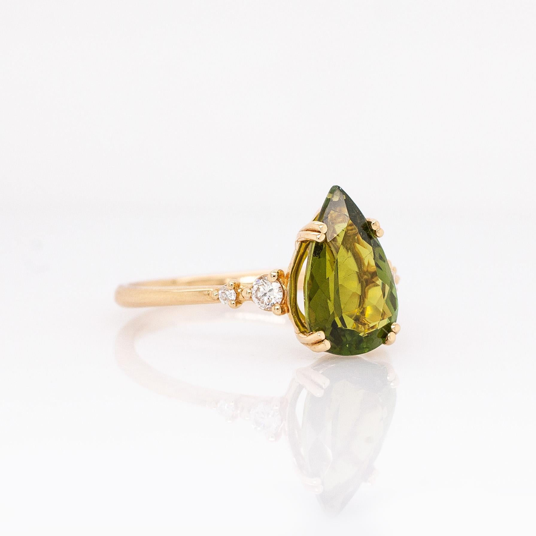 Taglio a goccia Anello con tormalina verde da 2,38 carati e diamanti naturali: Oro massiccio 14k, pera 12x8 mm in vendita