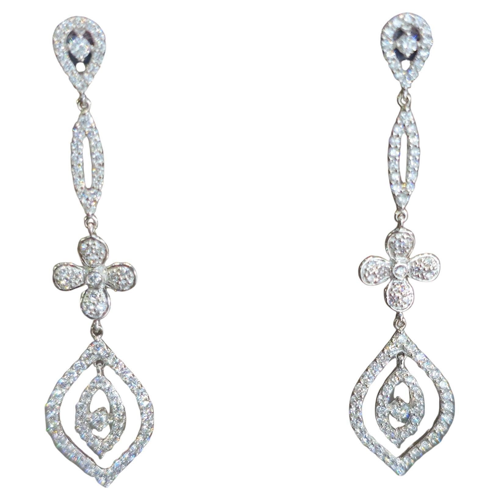 Orecchini da abito con micro pave di diamanti realizzati in lussuoso oro bianco 18 carati, con un'abbagliante serie di diamanti meticolosamente incastonati per il massimo dello splendore e dell'eleganza. Perfetto per aggiungere un fascino raffinato